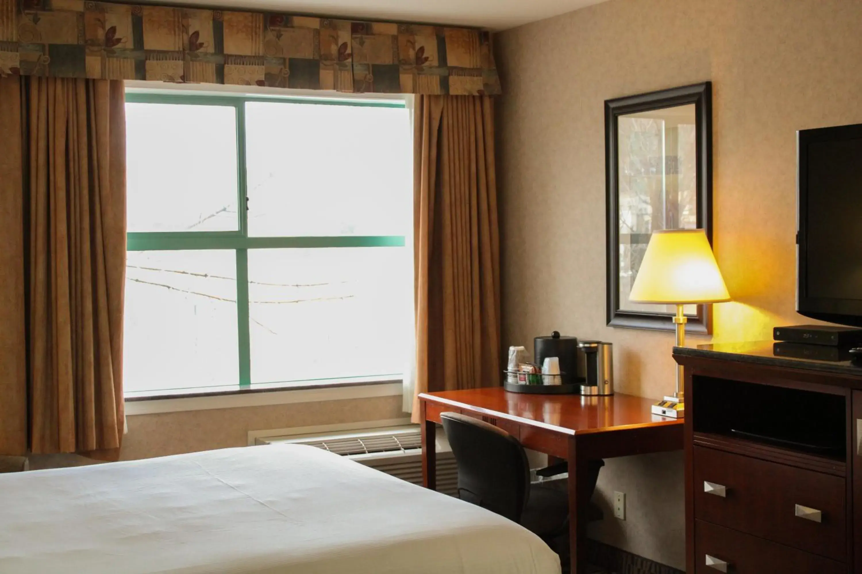 Coffee/tea facilities, Bed in Pacific Inn & Suites Kamloops Coffee/tea facilities, Bed in Pacific Inn & Suites Kamloops