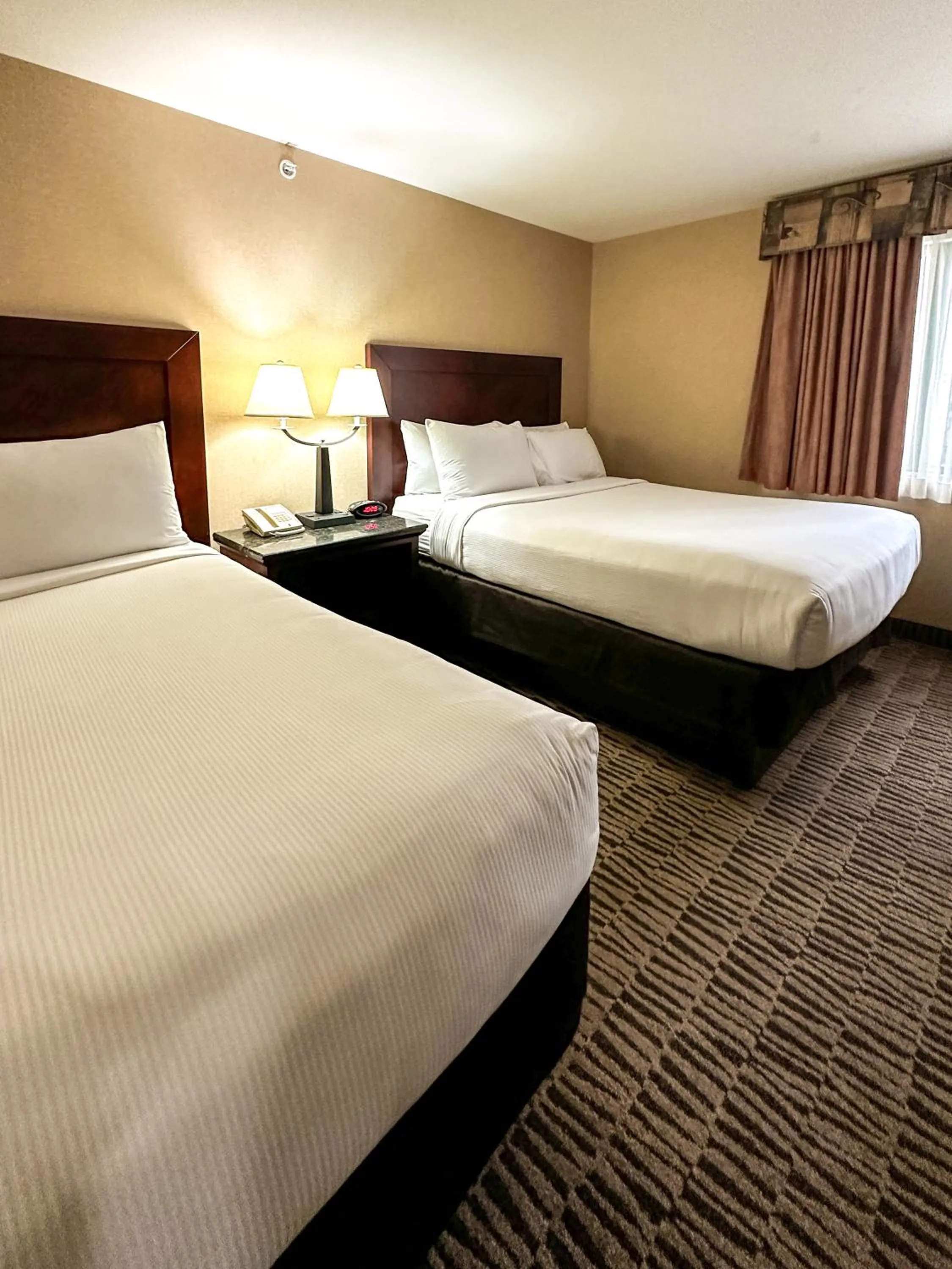 Bed in Pacific Inn & Suites Kamloops