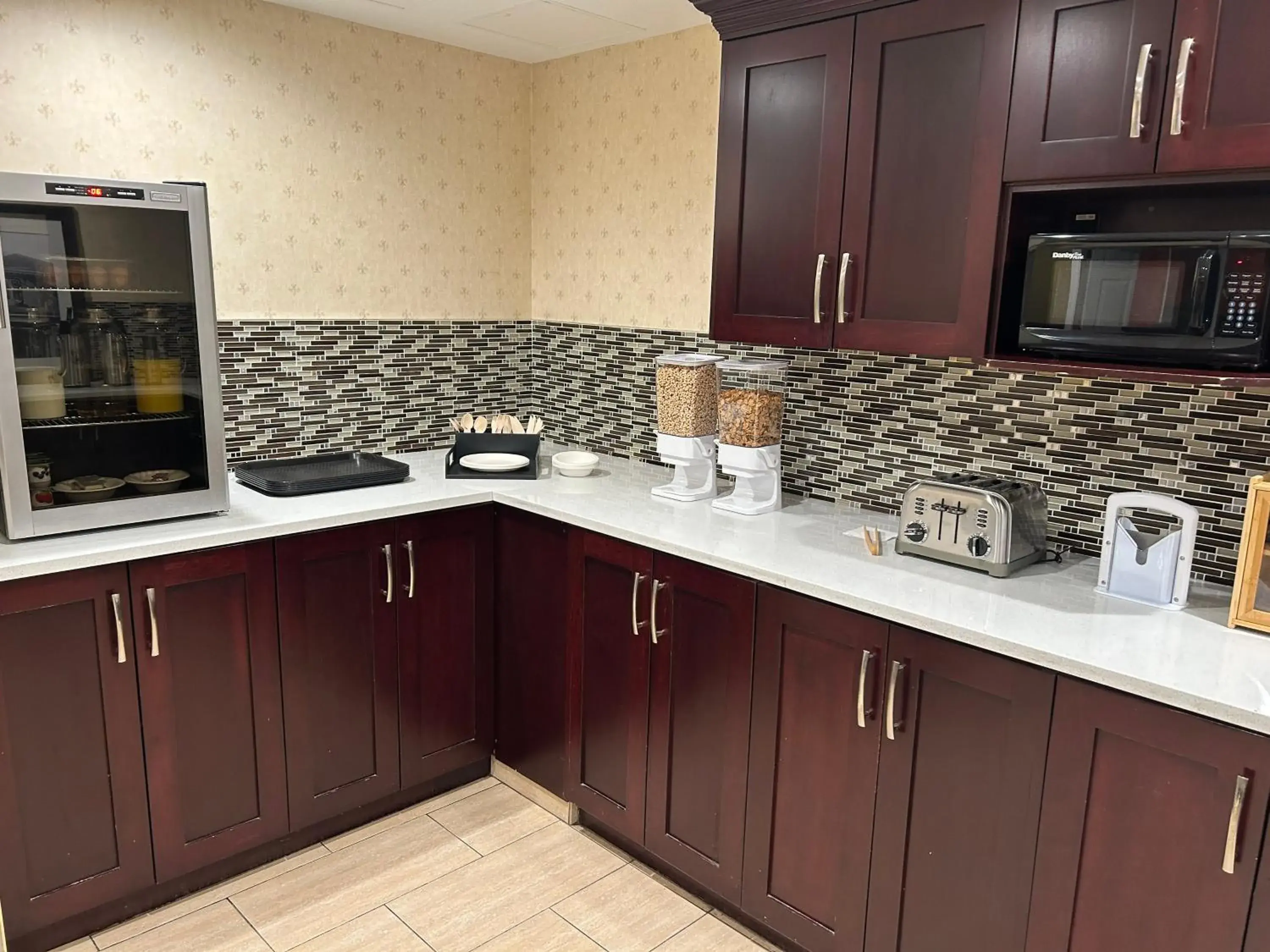 Breakfast in Pacific Inn & Suites Kamloops Breakfast in Pacific Inn & Suites Kamloops