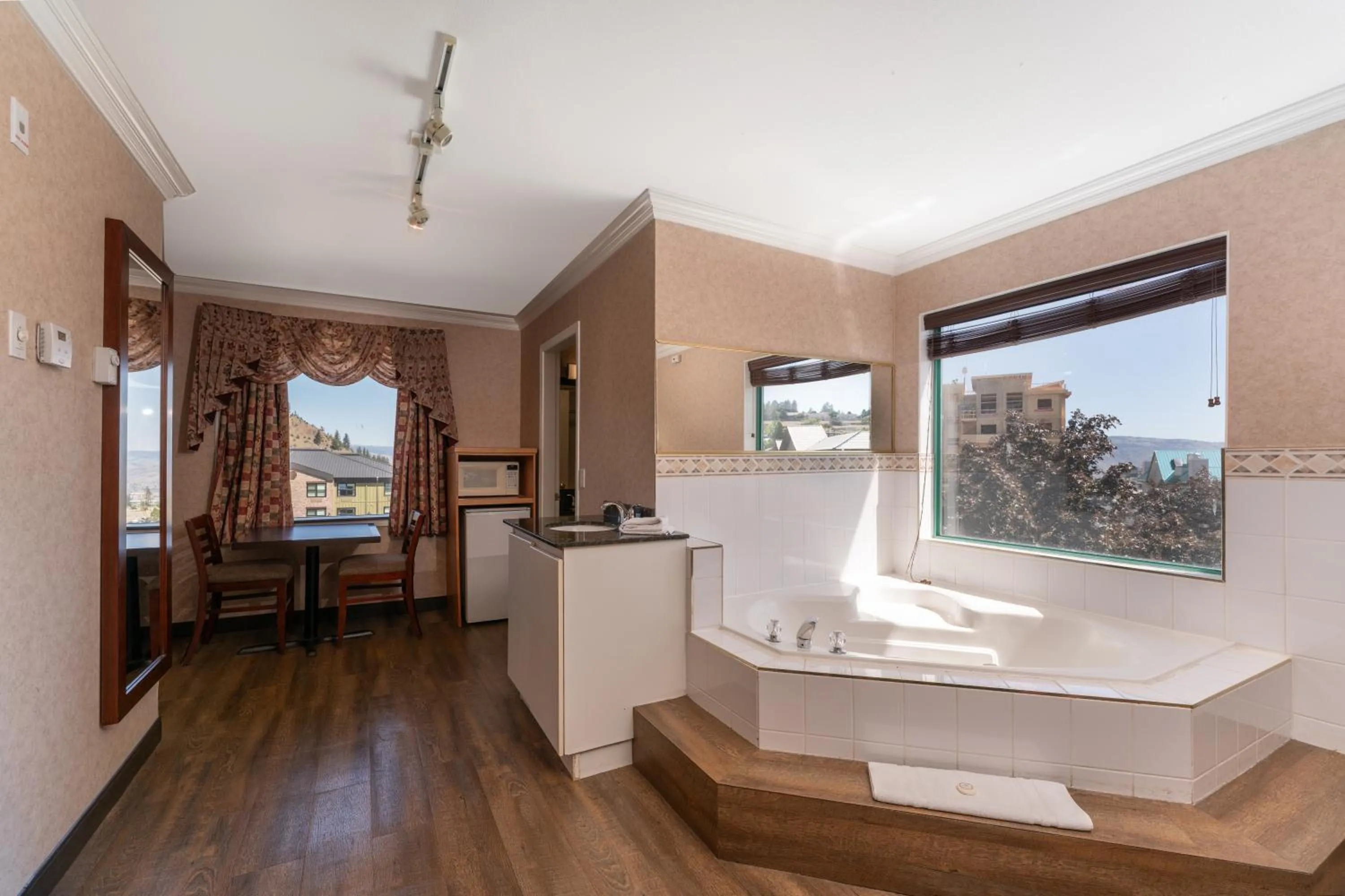 Hot Tub in Prestige Aberdeen Lodge Kamloops