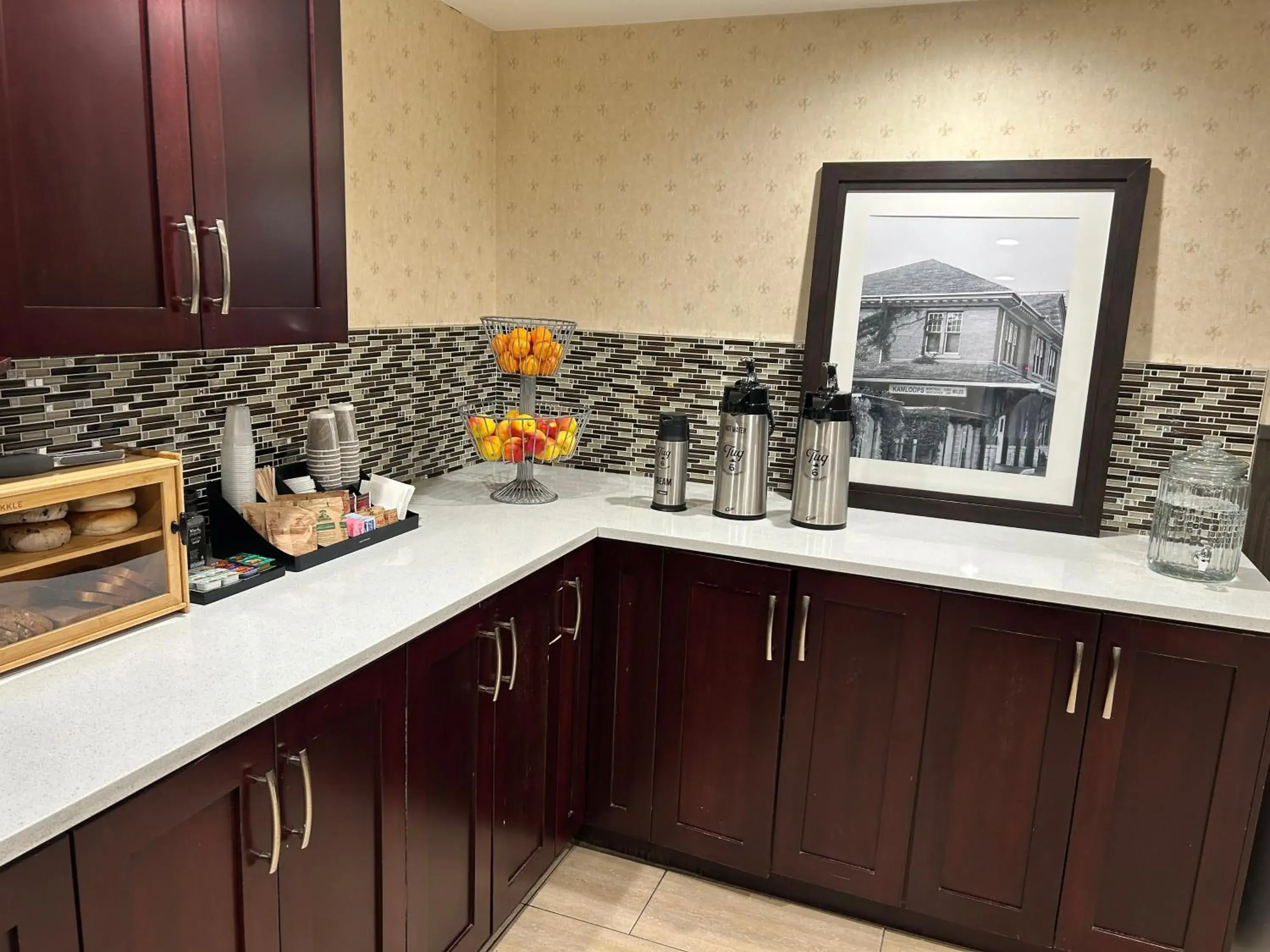 Breakfast in Pacific Inn & Suites Kamloops Breakfast in Pacific Inn & Suites Kamloops