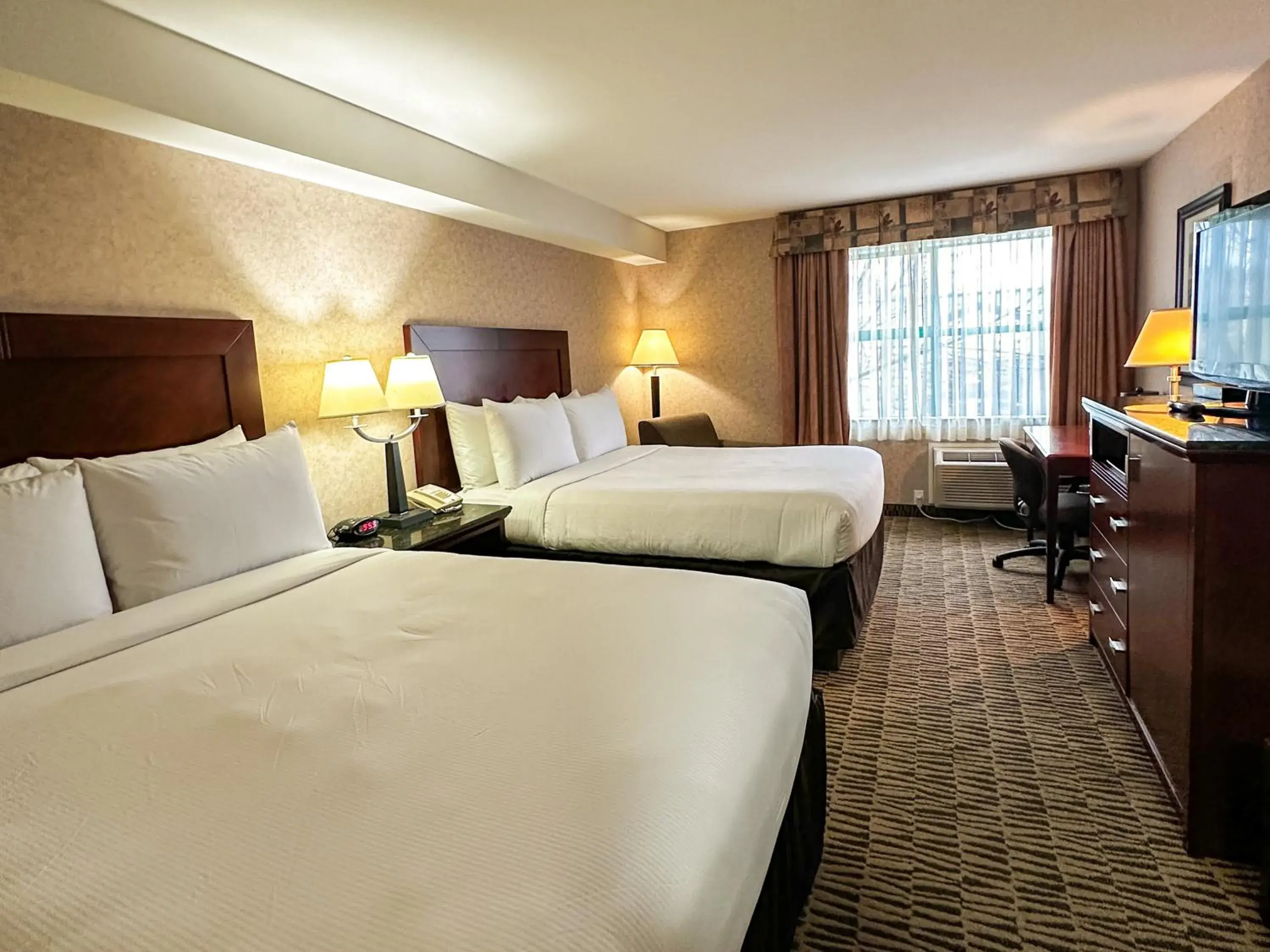 Bed in Pacific Inn & Suites Kamloops Bed in Pacific Inn & Suites Kamloops