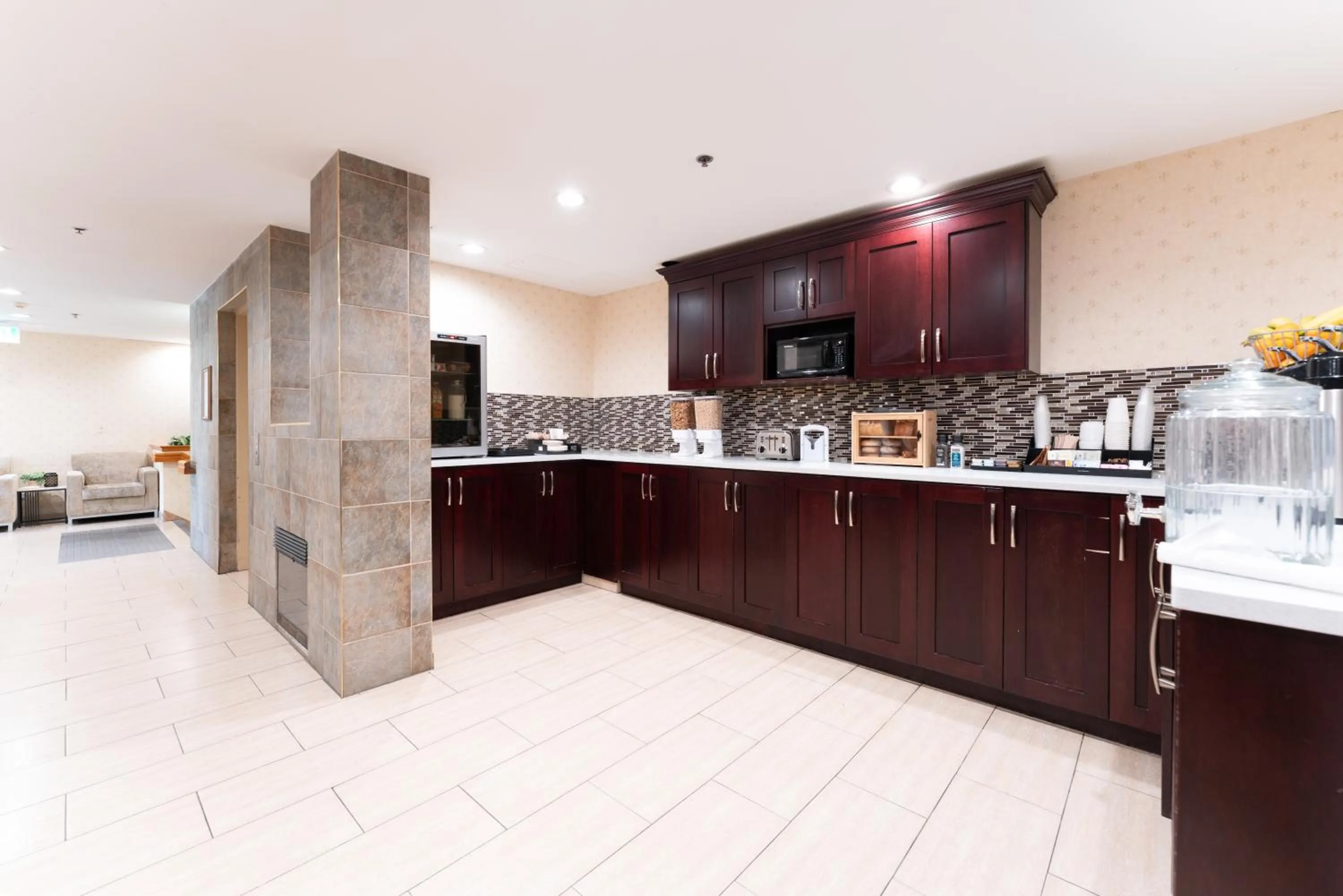 Breakfast in Prestige Aberdeen Lodge Kamloops