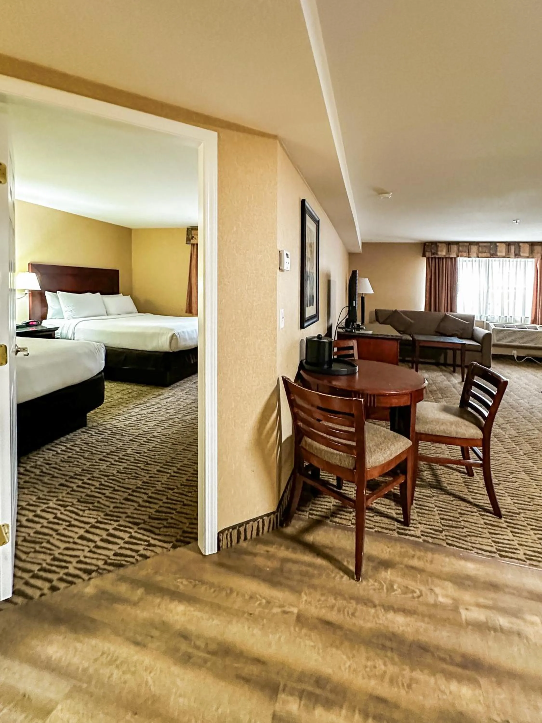 Bedroom, Bed in Pacific Inn & Suites Kamloops