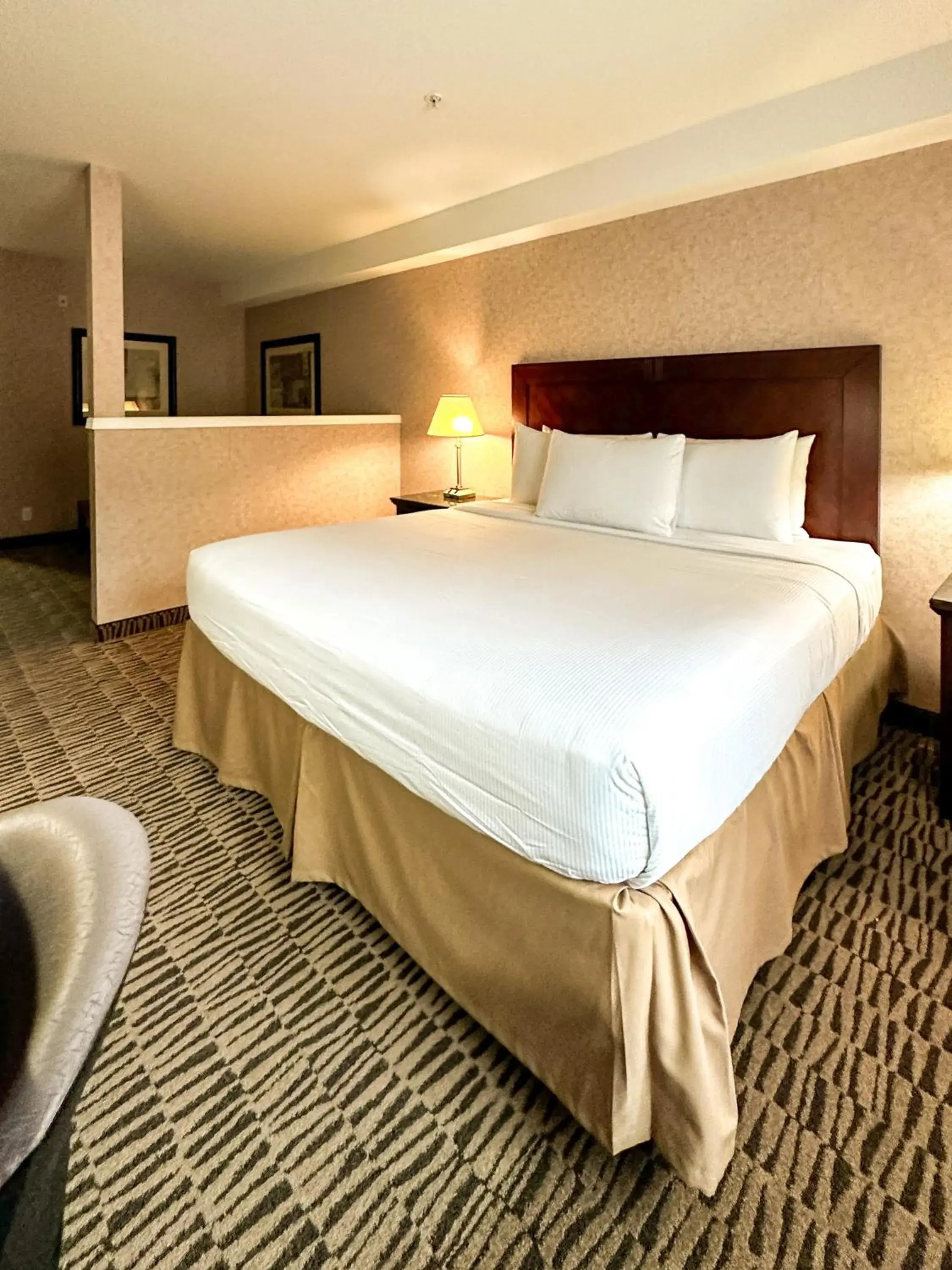 Bed in Pacific Inn & Suites Kamloops Bed in Pacific Inn & Suites Kamloops