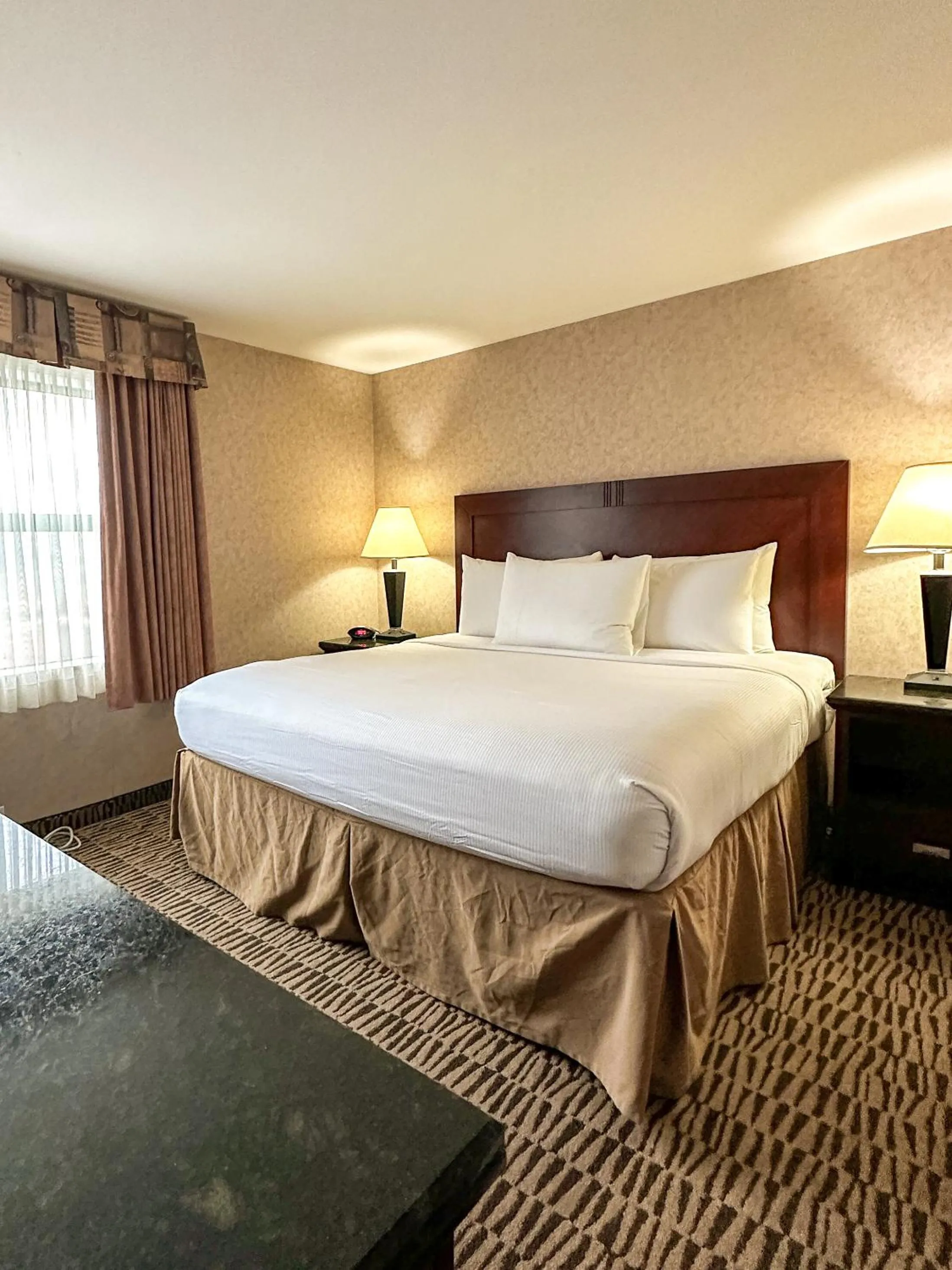 Bed in Pacific Inn & Suites Kamloops