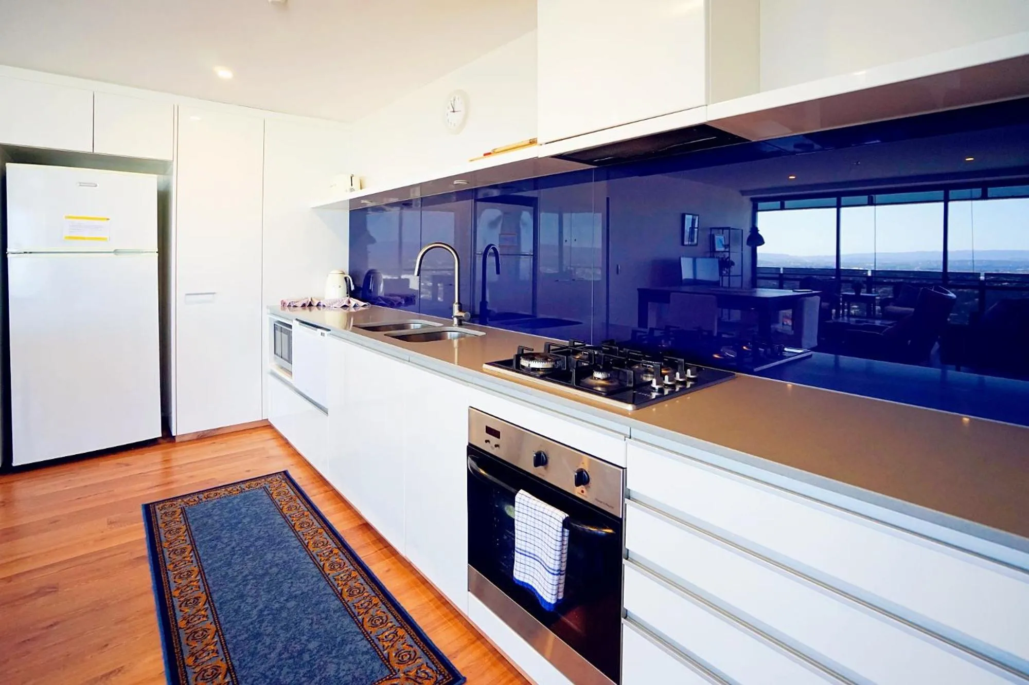 Kitchen or kitchenette in Circle On Cavill Surfers Paradise Apartments-Holiday Paradise