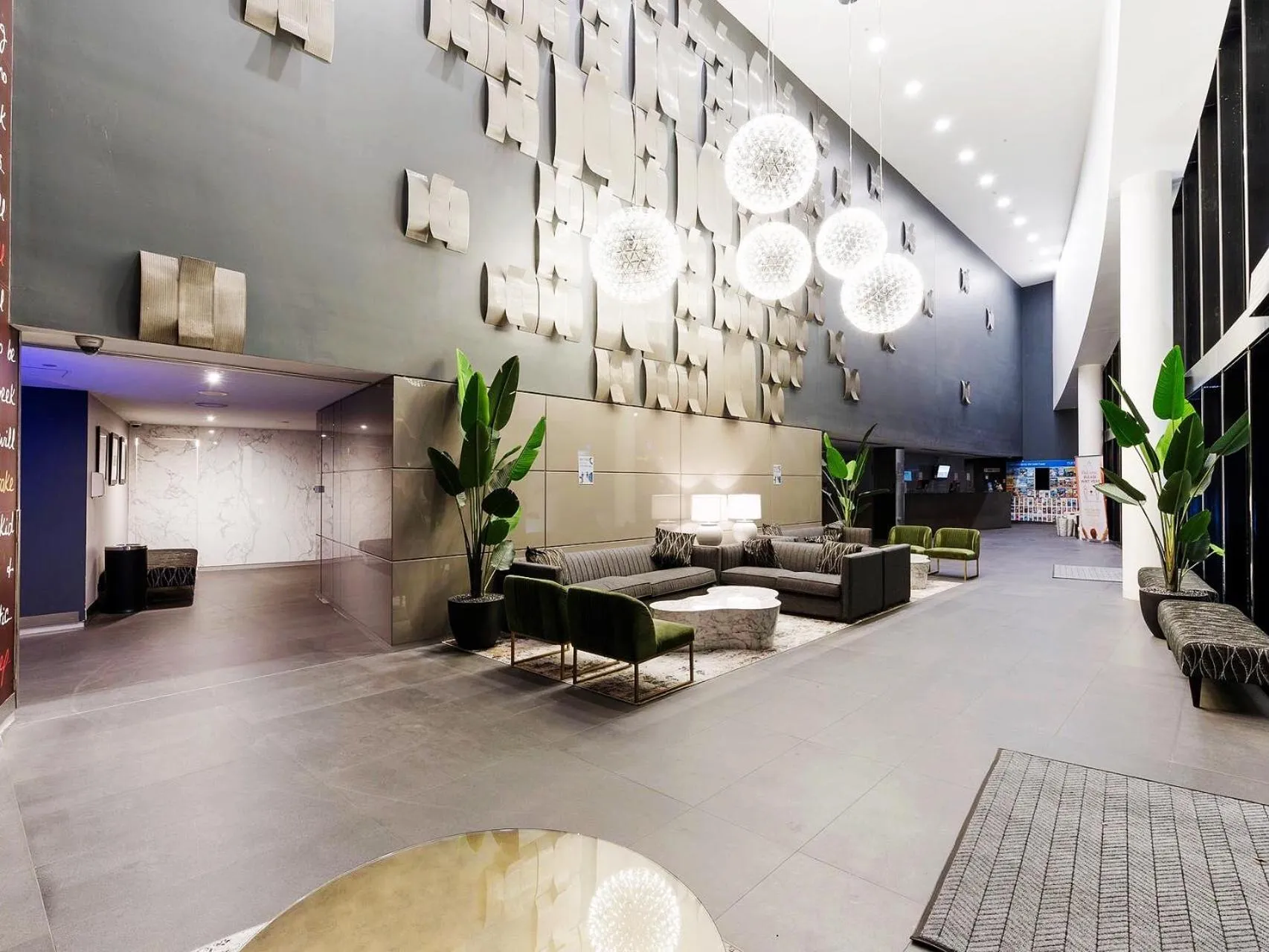 Lobby or reception in Circle On Cavill Surfers Paradise Apartments-Holiday Paradise