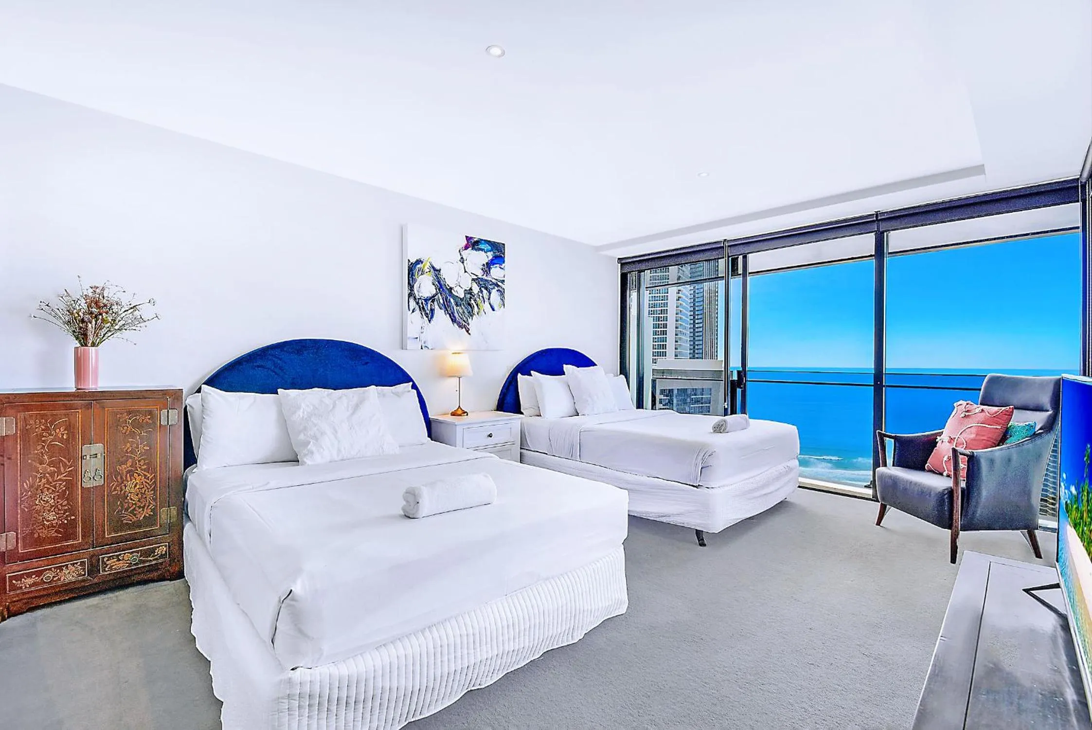 Bed in Circle On Cavill Surfers Paradise Apartments-Holiday Paradise