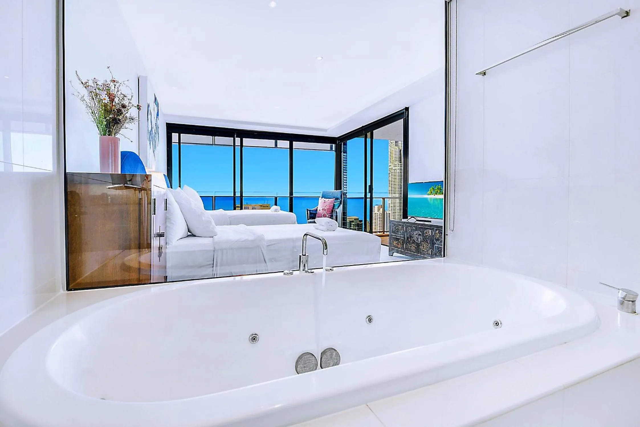 Shower, Bed in Circle On Cavill Surfers Paradise Apartments-Holiday Paradise