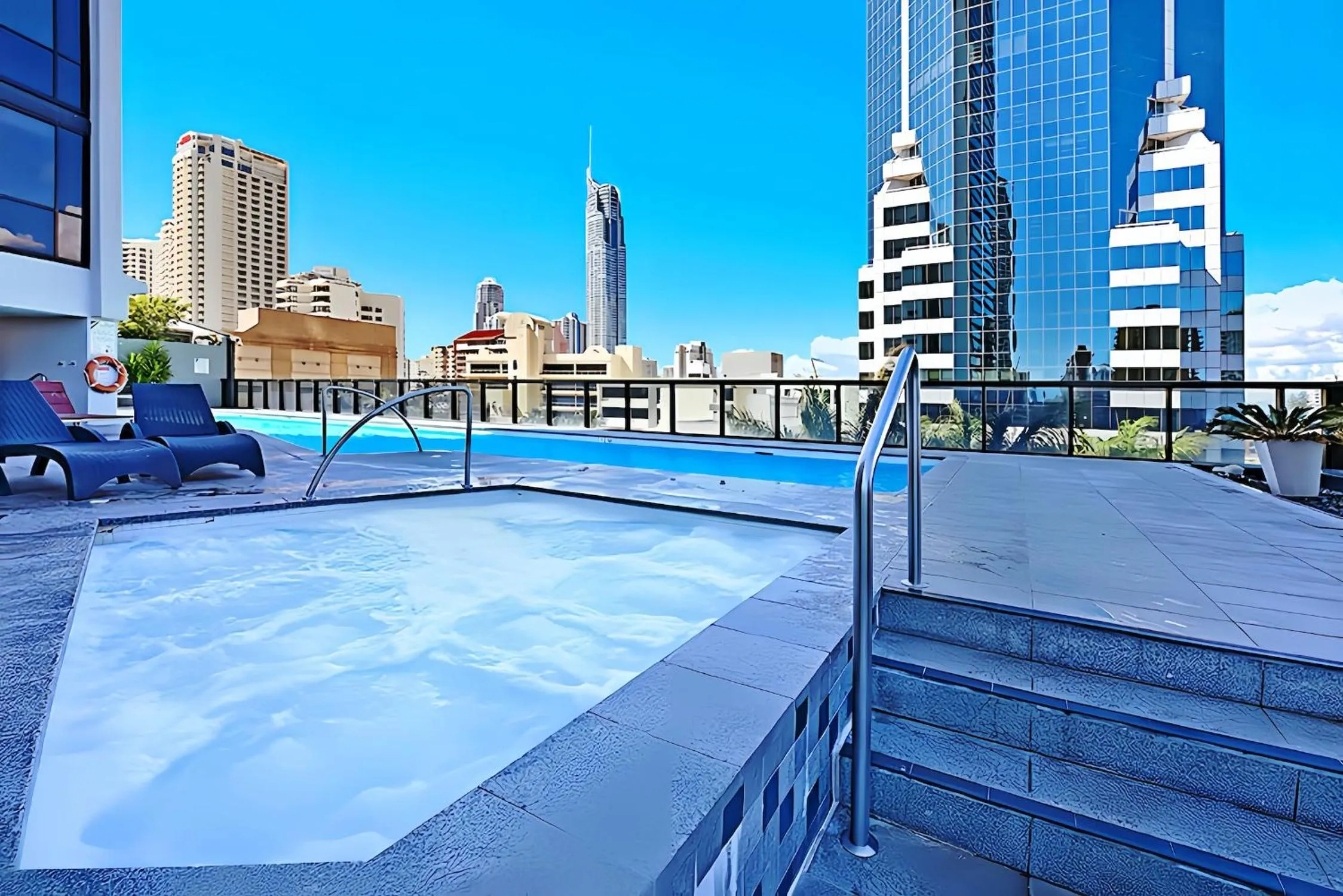 Hot Tub in Circle On Cavill Surfers Paradise Apartments-Holiday Paradise