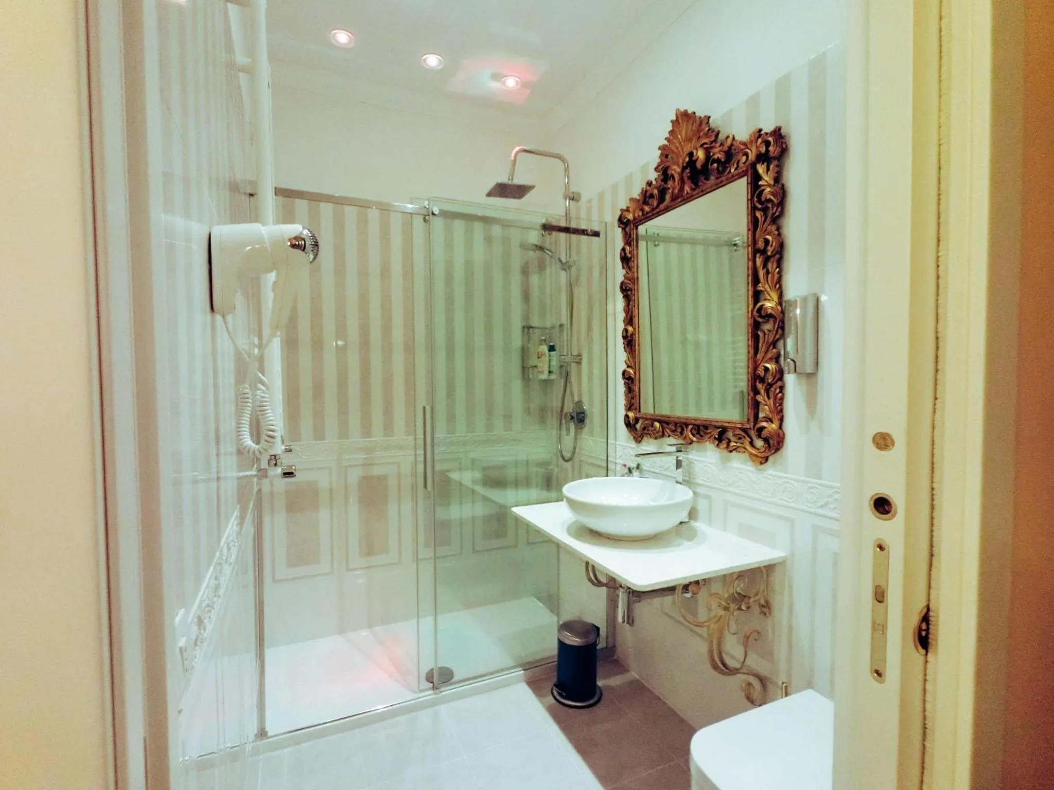 Bathroom in Impero Vaticano Suites Guest House