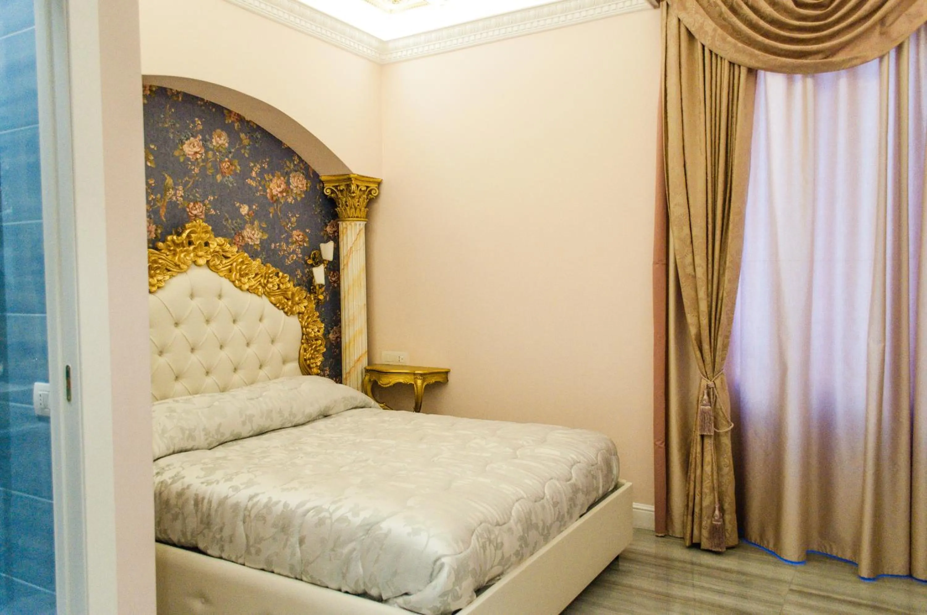 Photo of the whole room, Bed in Impero Vaticano Suites Guest House