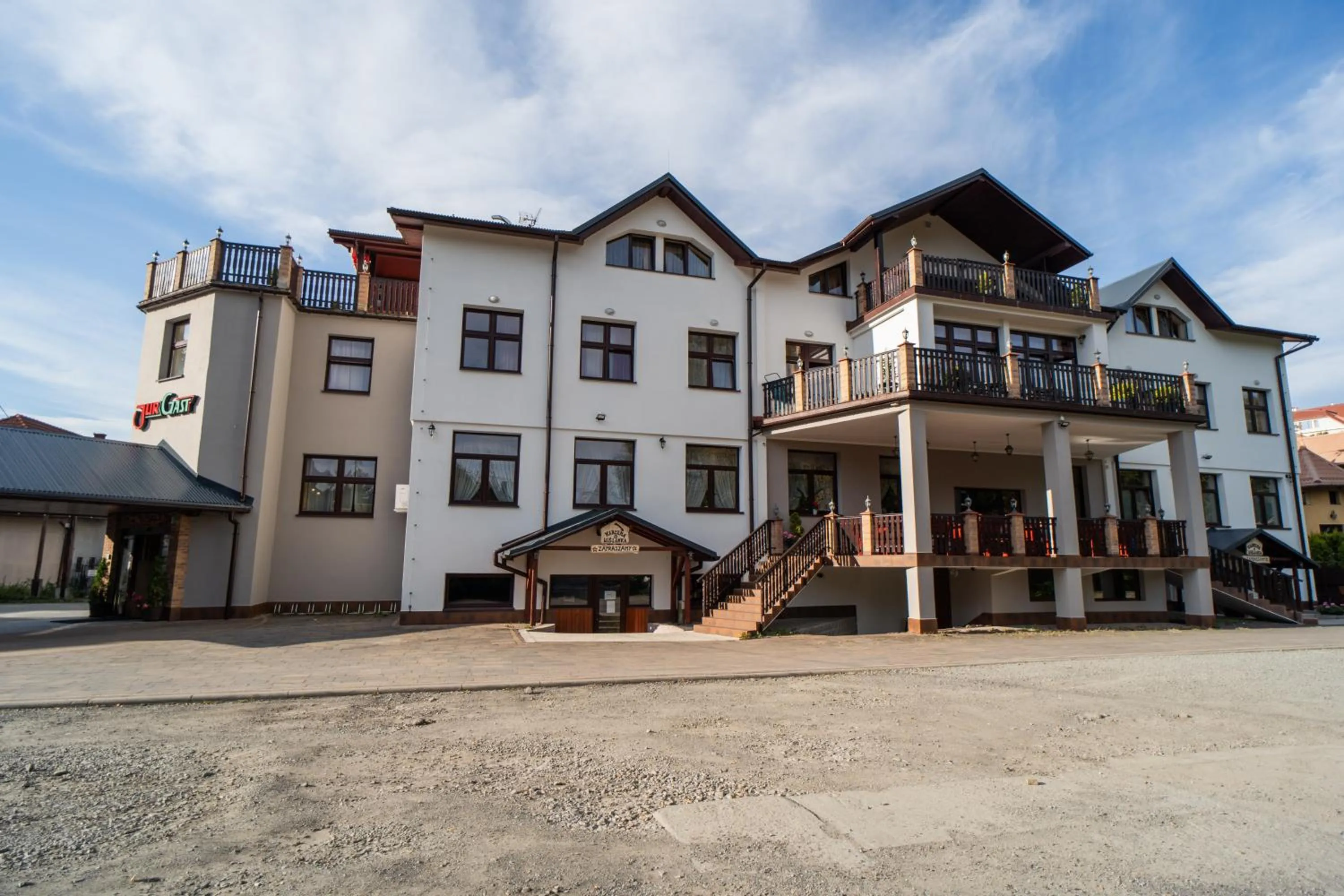 Property building in Dwór Jur-Gast