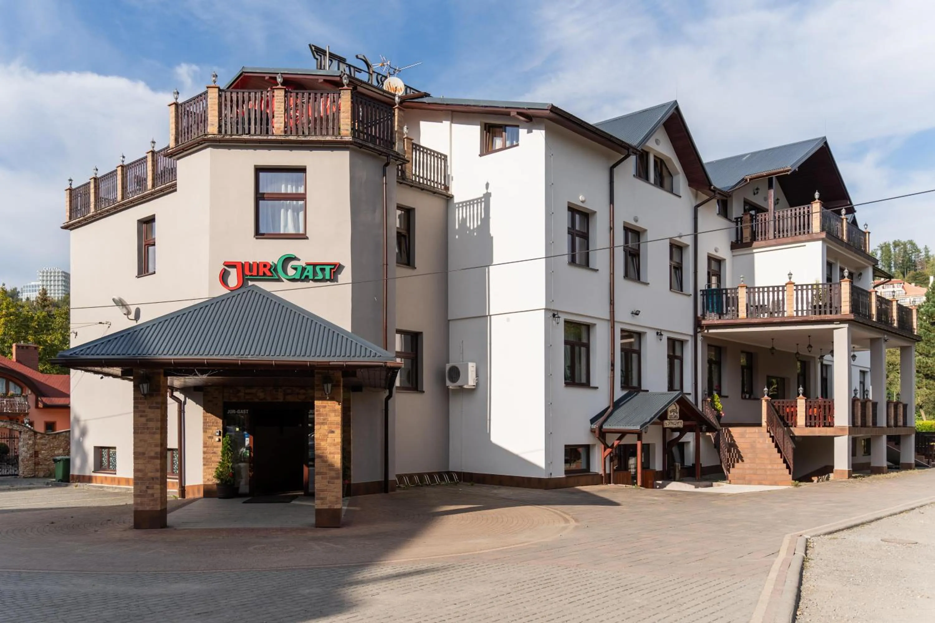 Property building in Dwór Jur-Gast