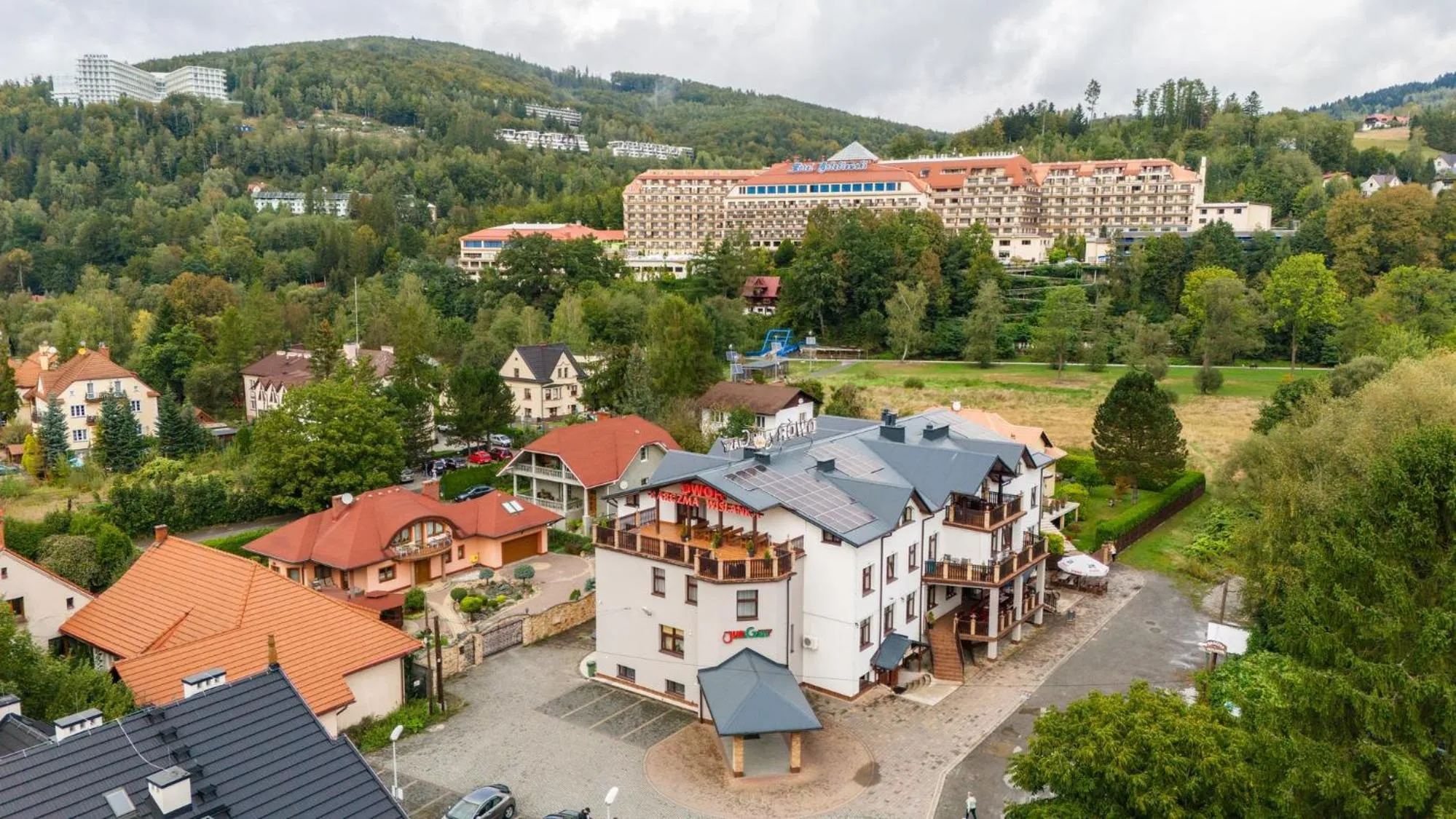 Property building in Dwór Jur-Gast