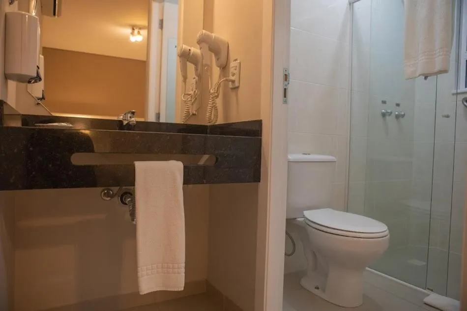 Toilet in Planalto Select Hotel Ponta Grossa