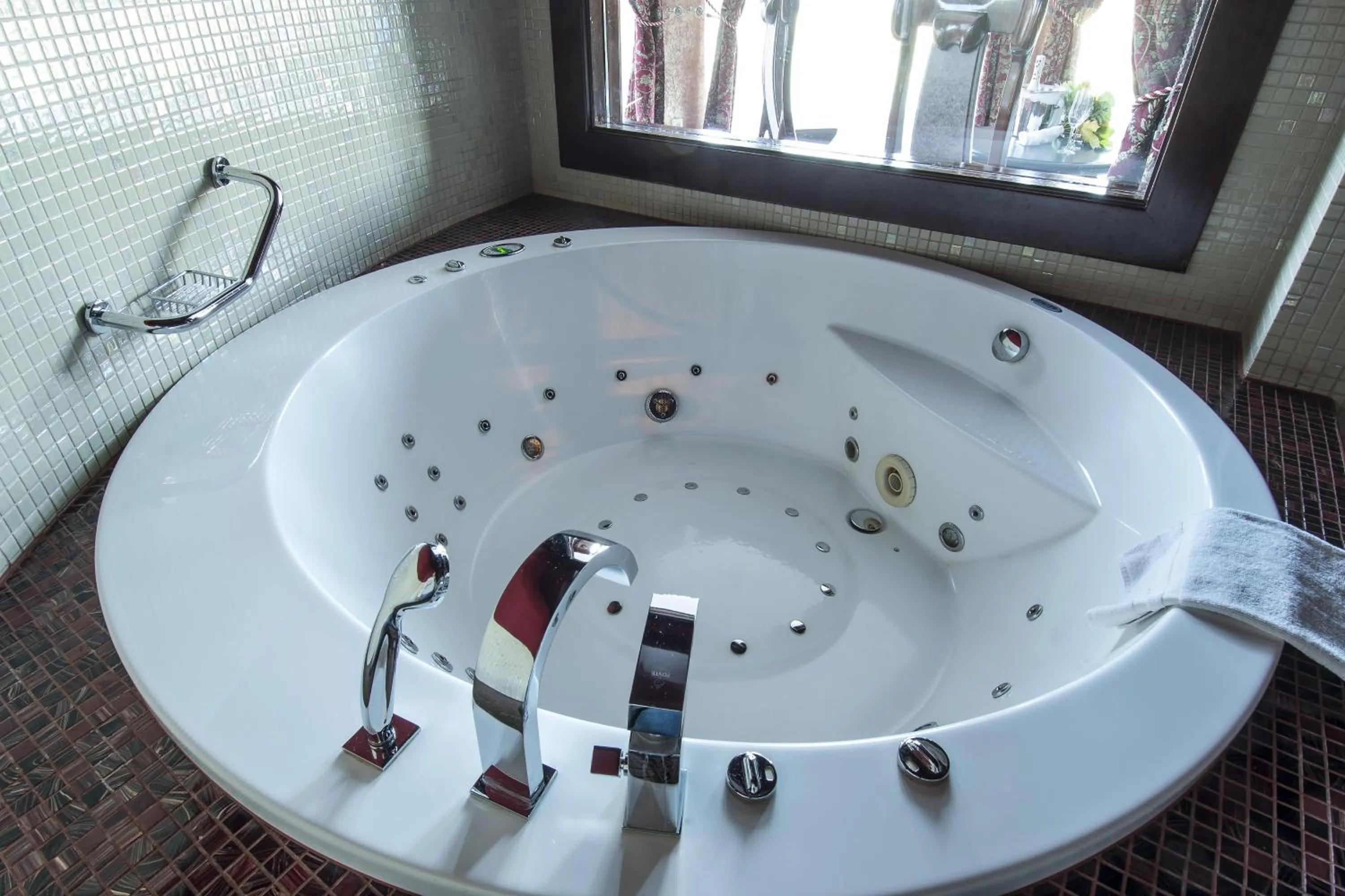 Hot Tub in Port Hotel