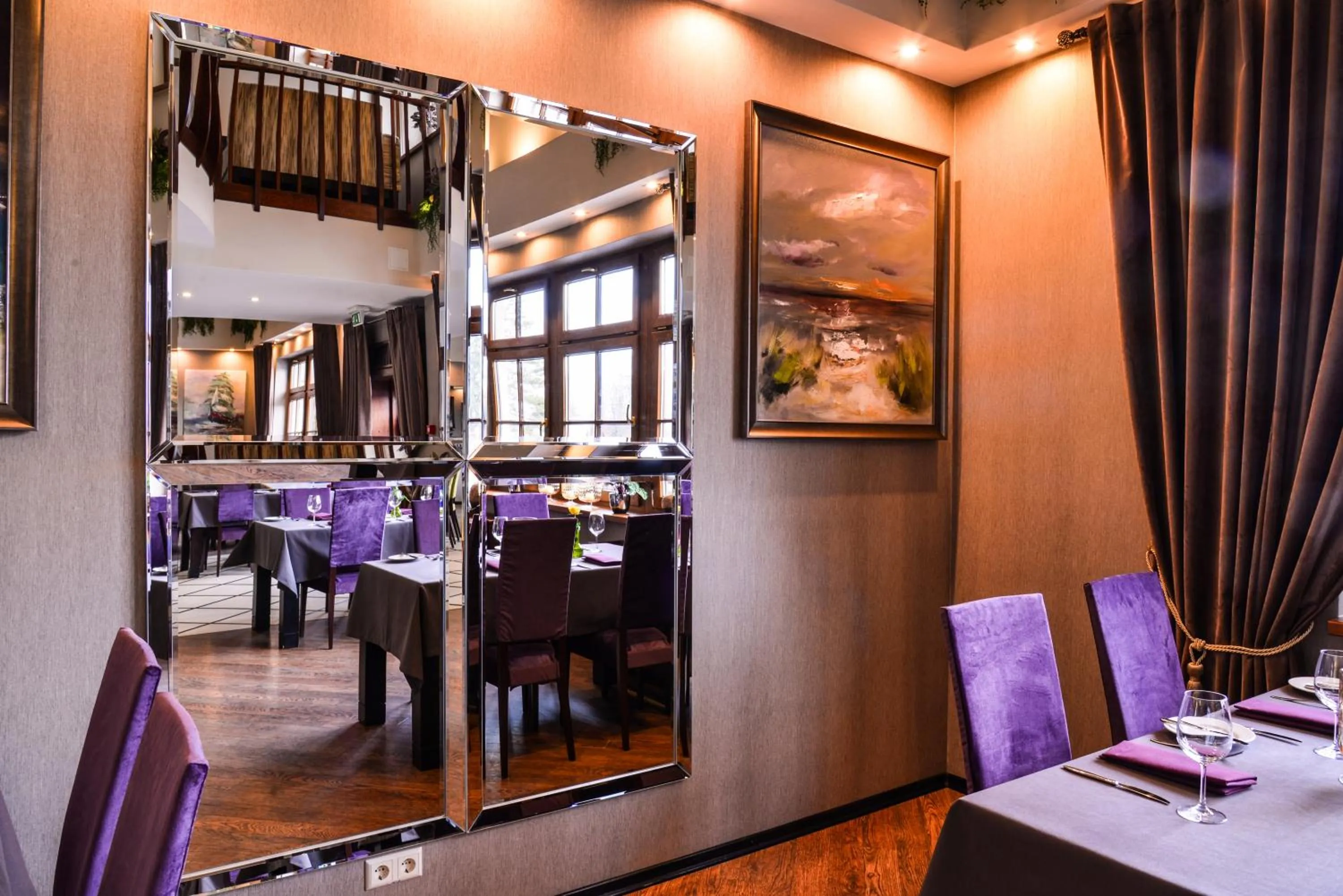 Restaurant/places to eat in Port Hotel