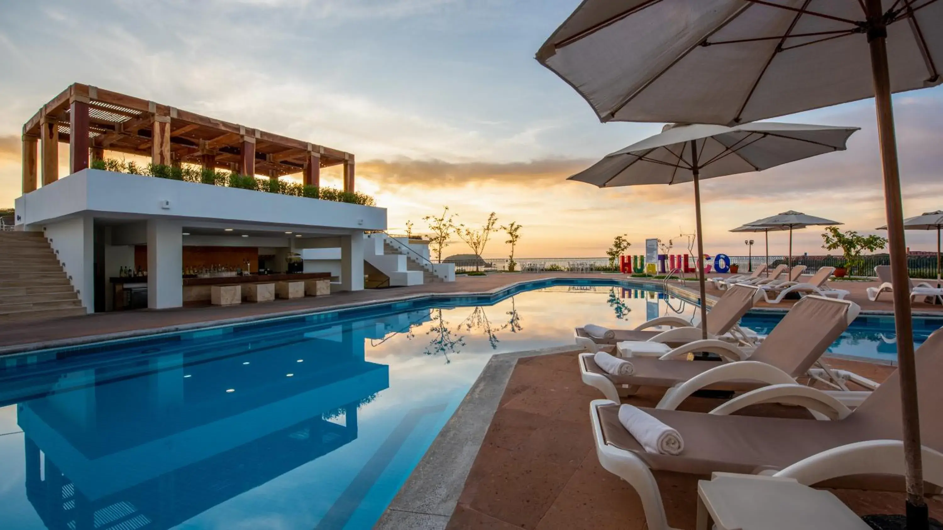 Swimming pool in Park Royal Beach Huatulco - All Inclusive Swimming pool in Park Royal Beach Huatulco - All Inclusive