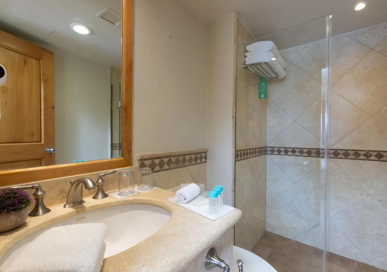 Bathroom in Hotel Tesoro Los Cabos