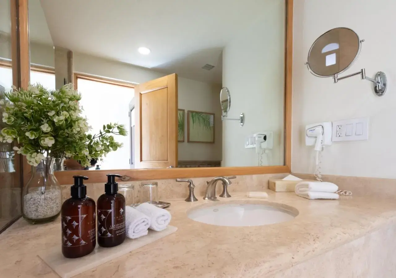 Bathroom in Hotel Tesoro Los Cabos Bathroom in Hotel Tesoro Los Cabos