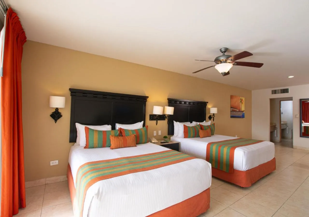 Bed in Hotel Tesoro Los Cabos