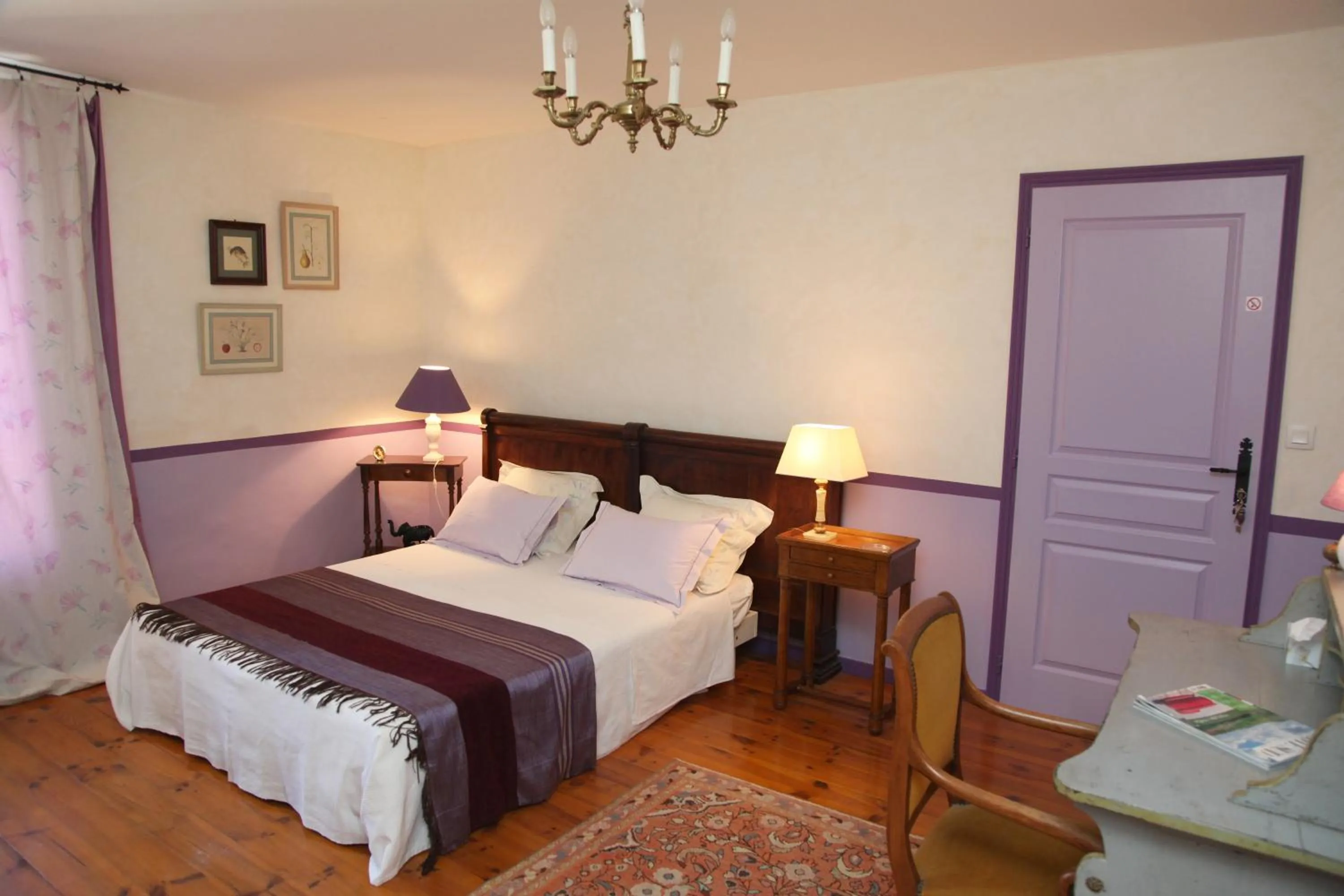 Photo of the whole room, Bed in L'Oree du Pin