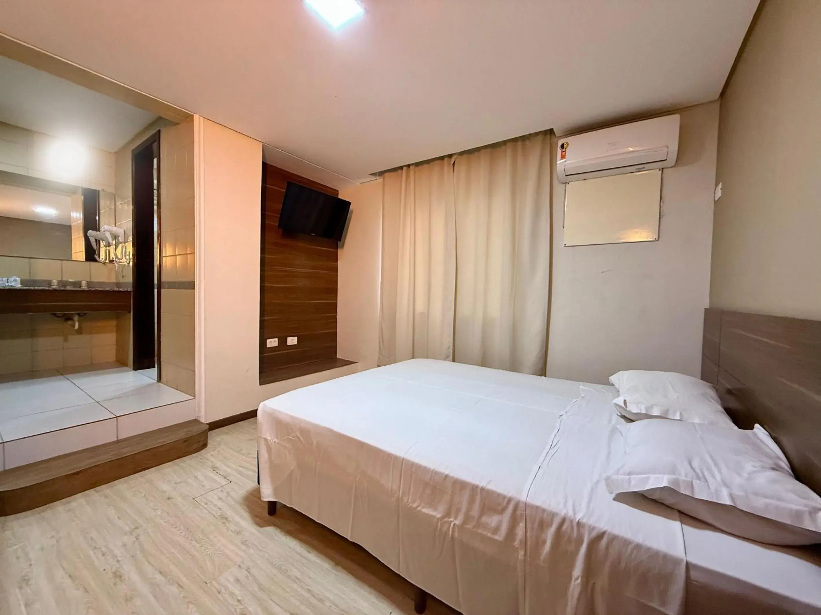 Bedroom, Bed in Granville Hotel Bedroom, Bed in Granville Hotel