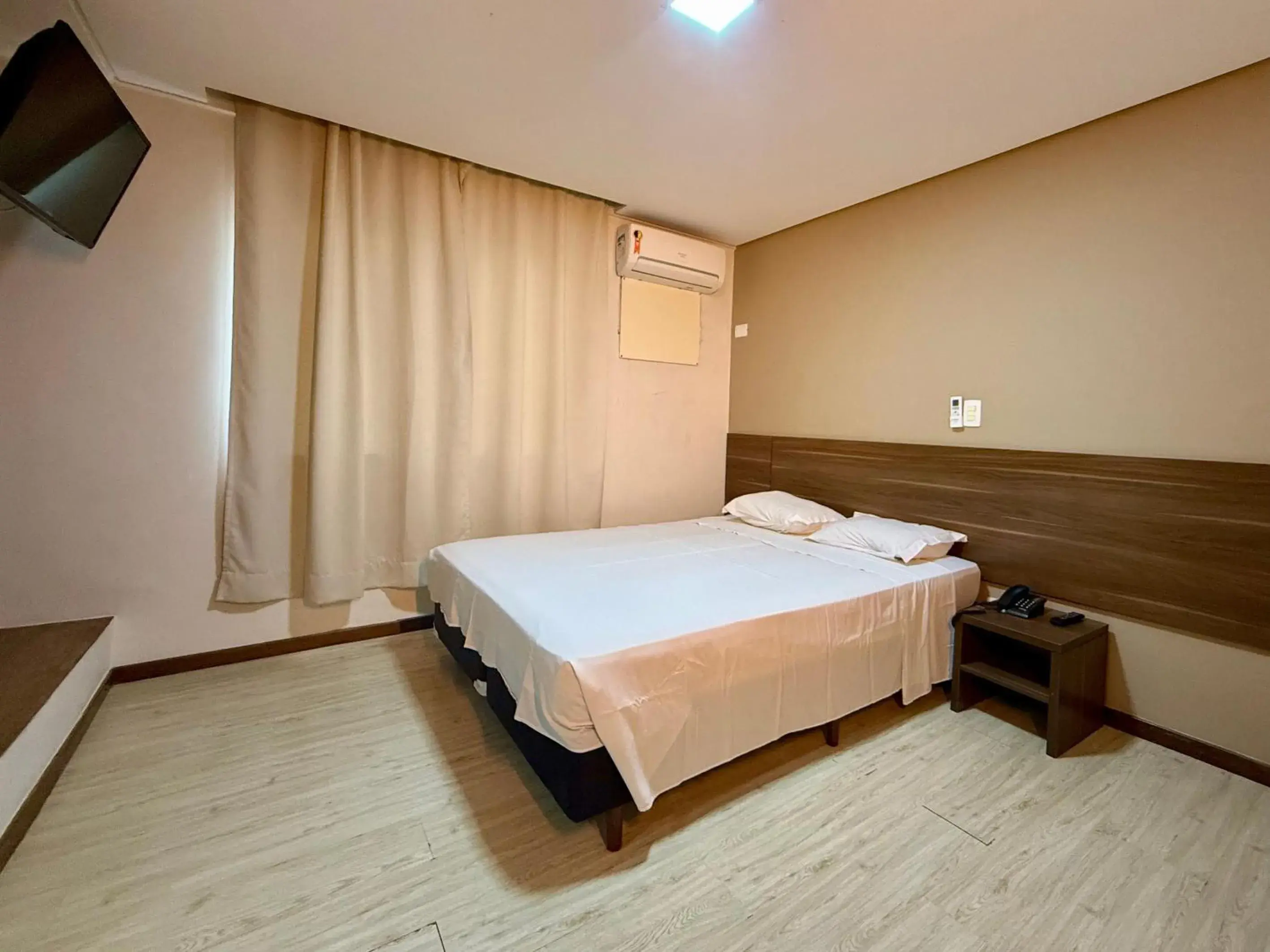 Bedroom, Bed in Granville Hotel Bedroom, Bed in Granville Hotel