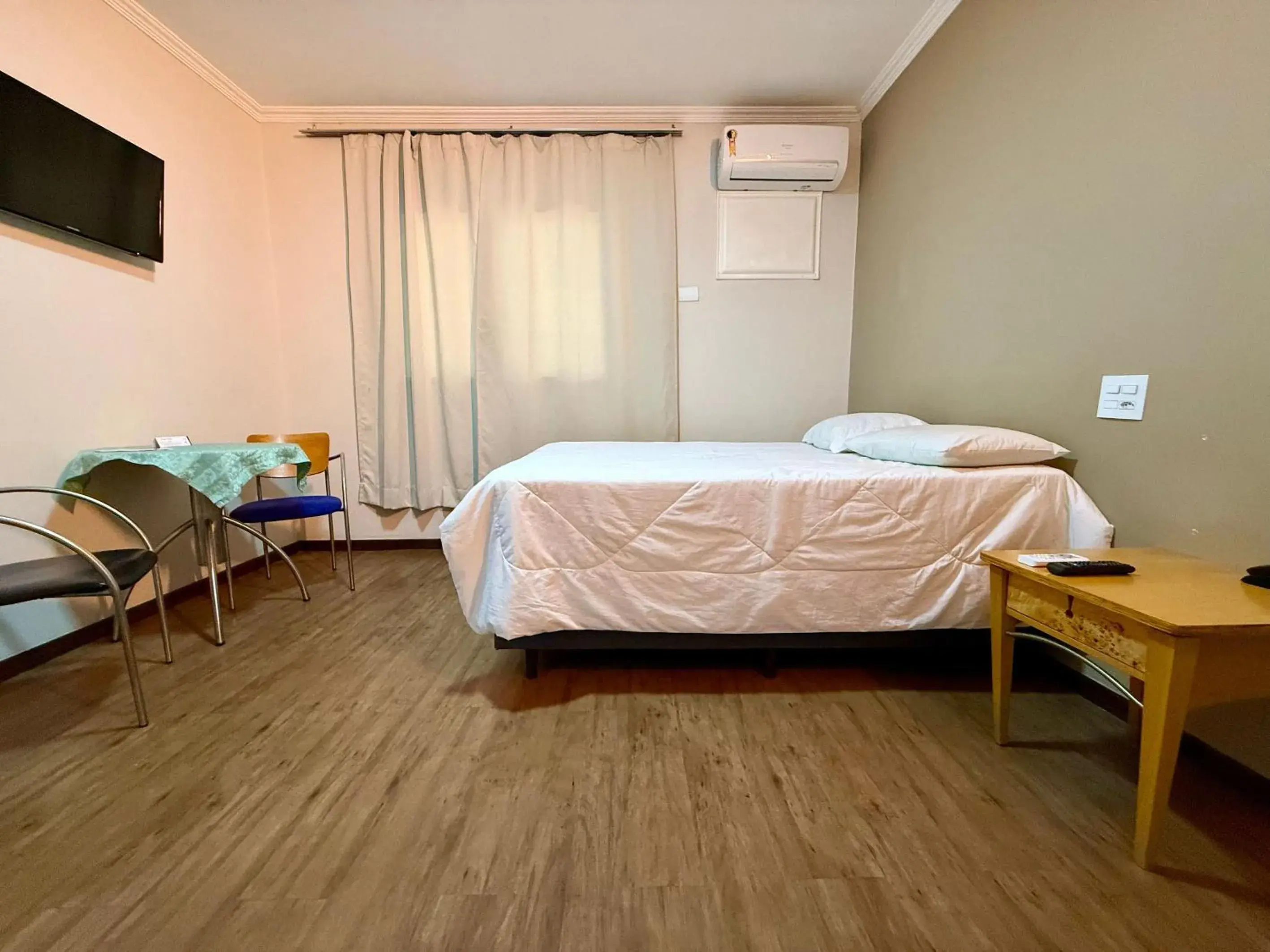 Bedroom, Bed in Granville Hotel Bedroom, Bed in Granville Hotel