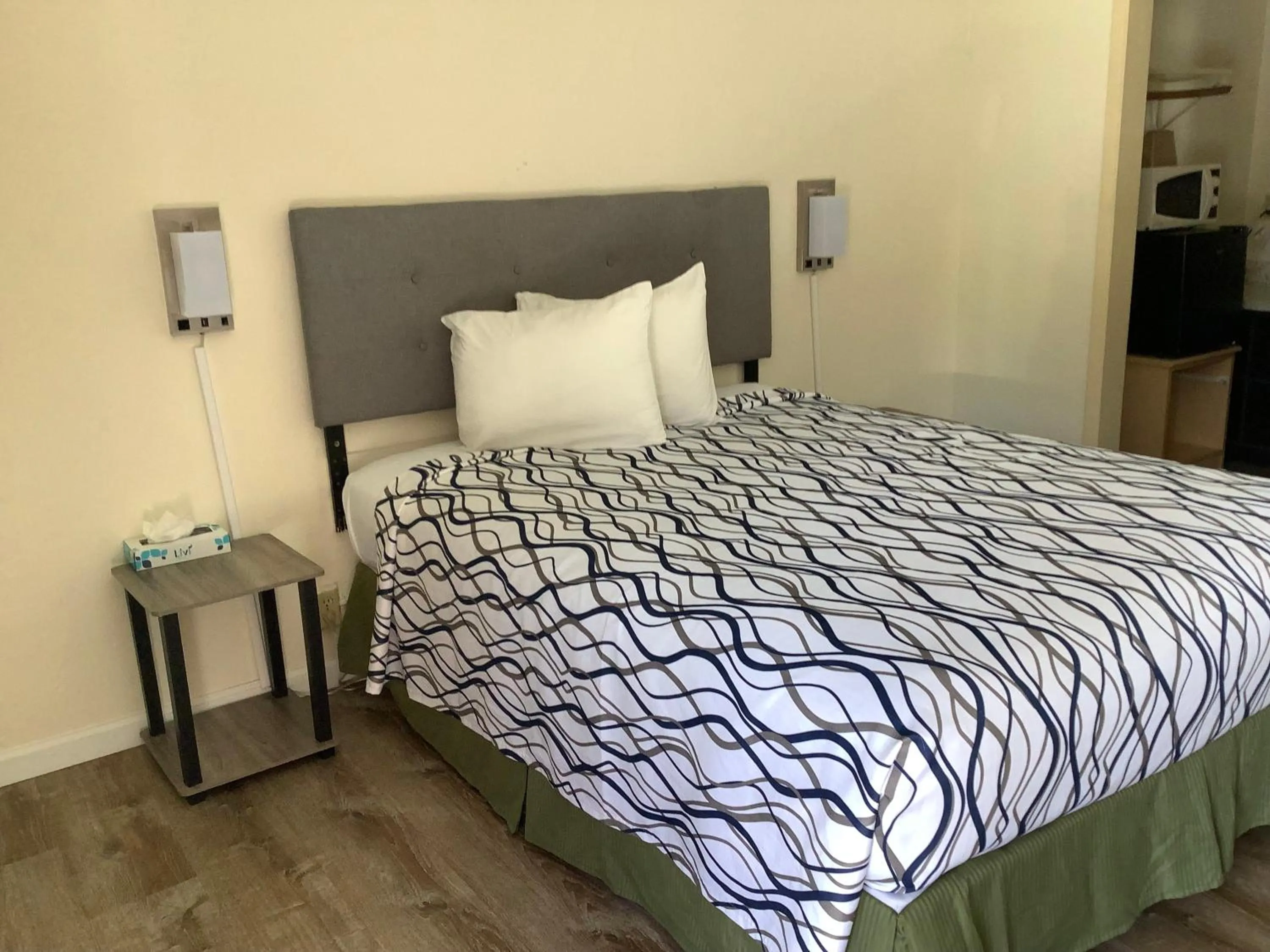 Bed in National 9 Motel