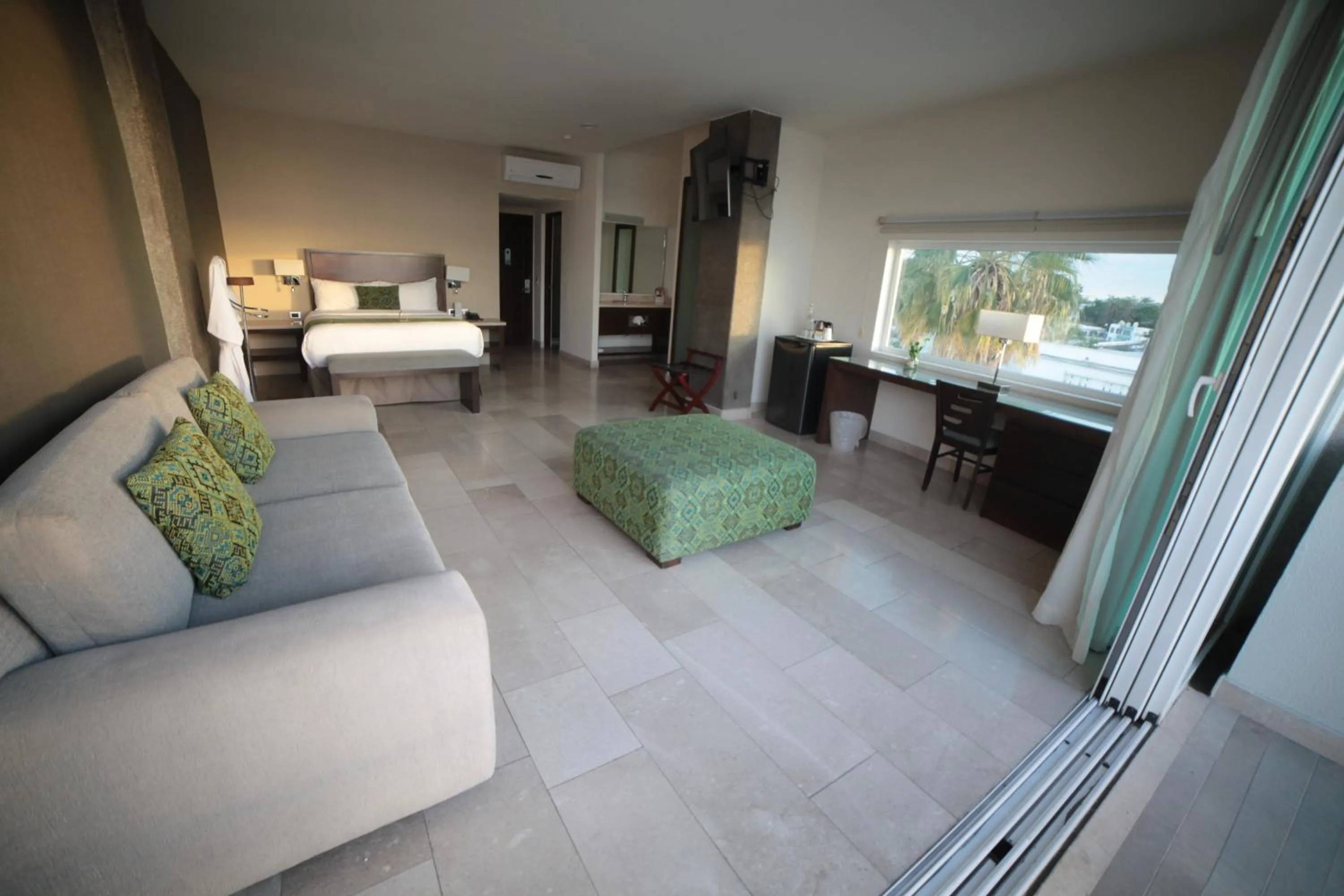 Photo of the whole room, Bed in Seven Crown La Paz Malecon