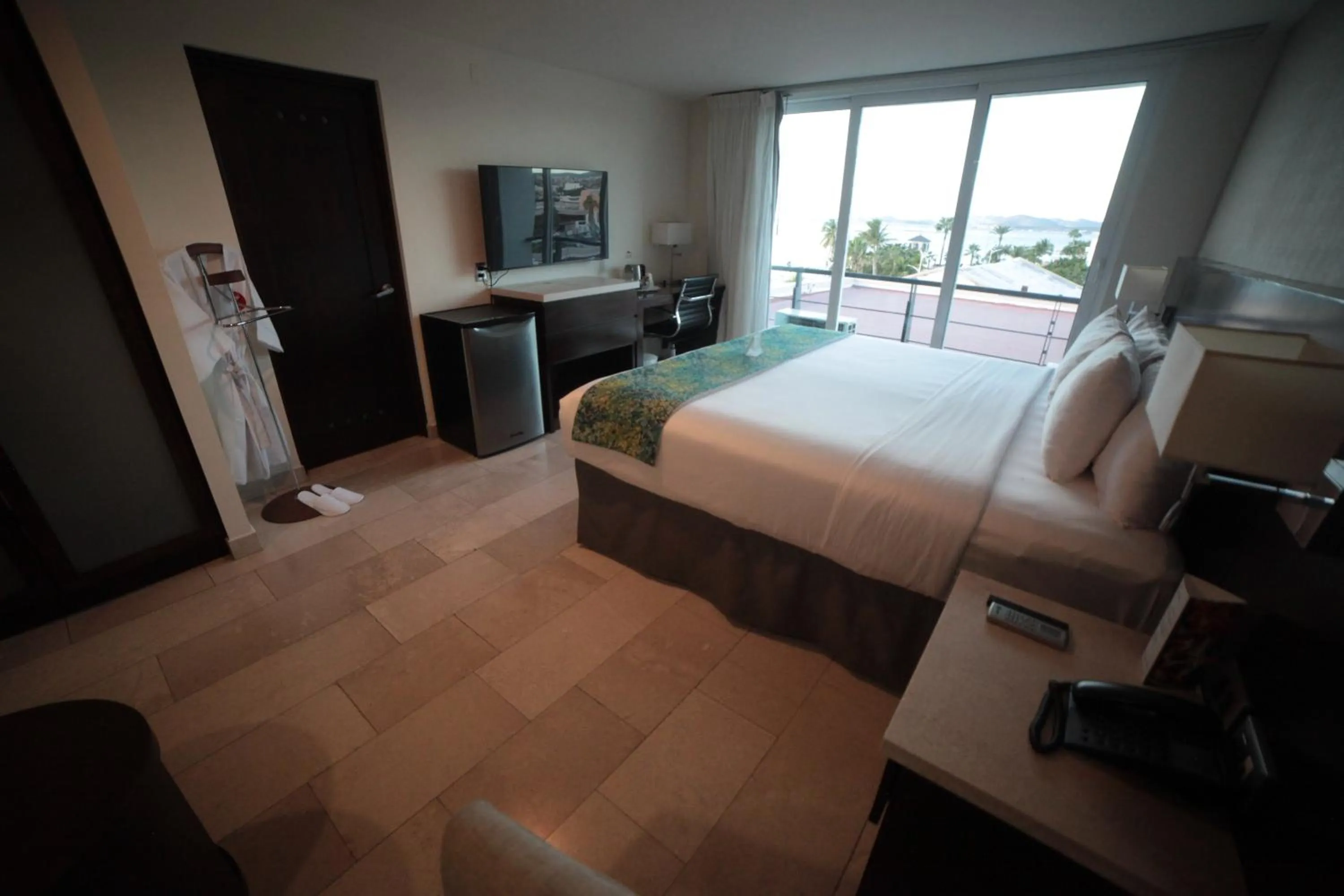 Photo of the whole room, Bed in Seven Crown La Paz Malecon