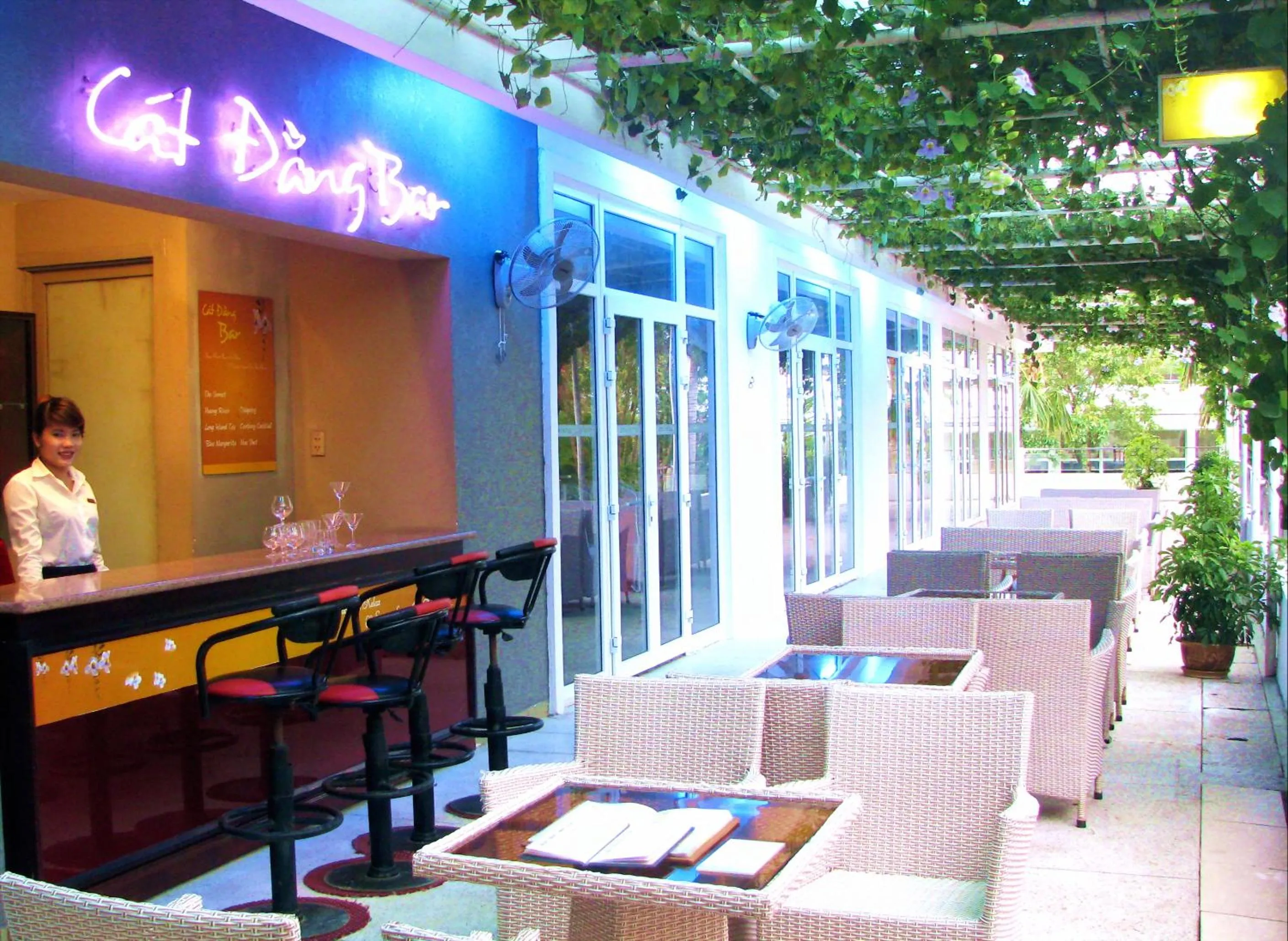 Lounge or bar in Century Riverside Hotel Hue