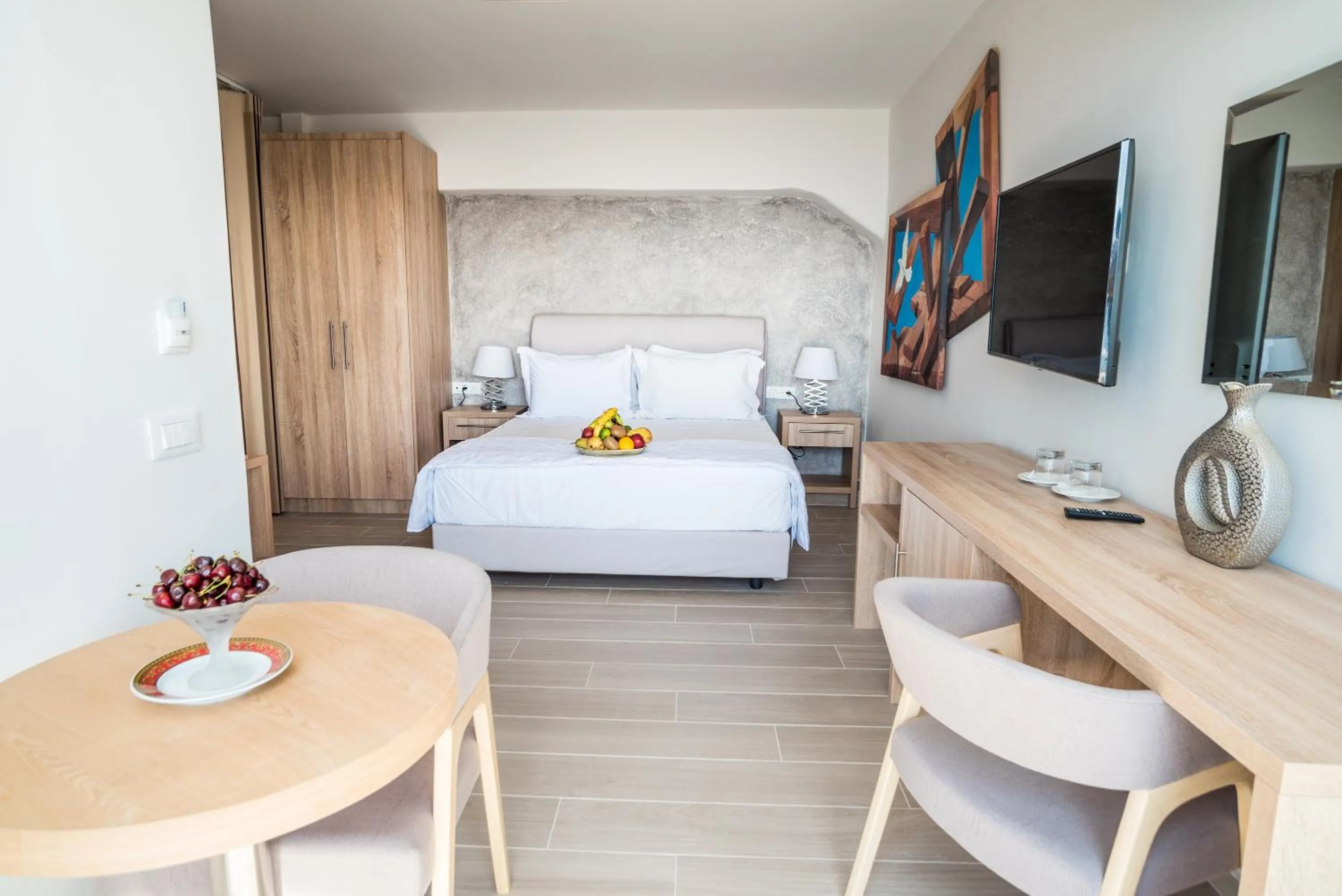 Photo of the whole room, Bed in Kratiras View Luxury Suites