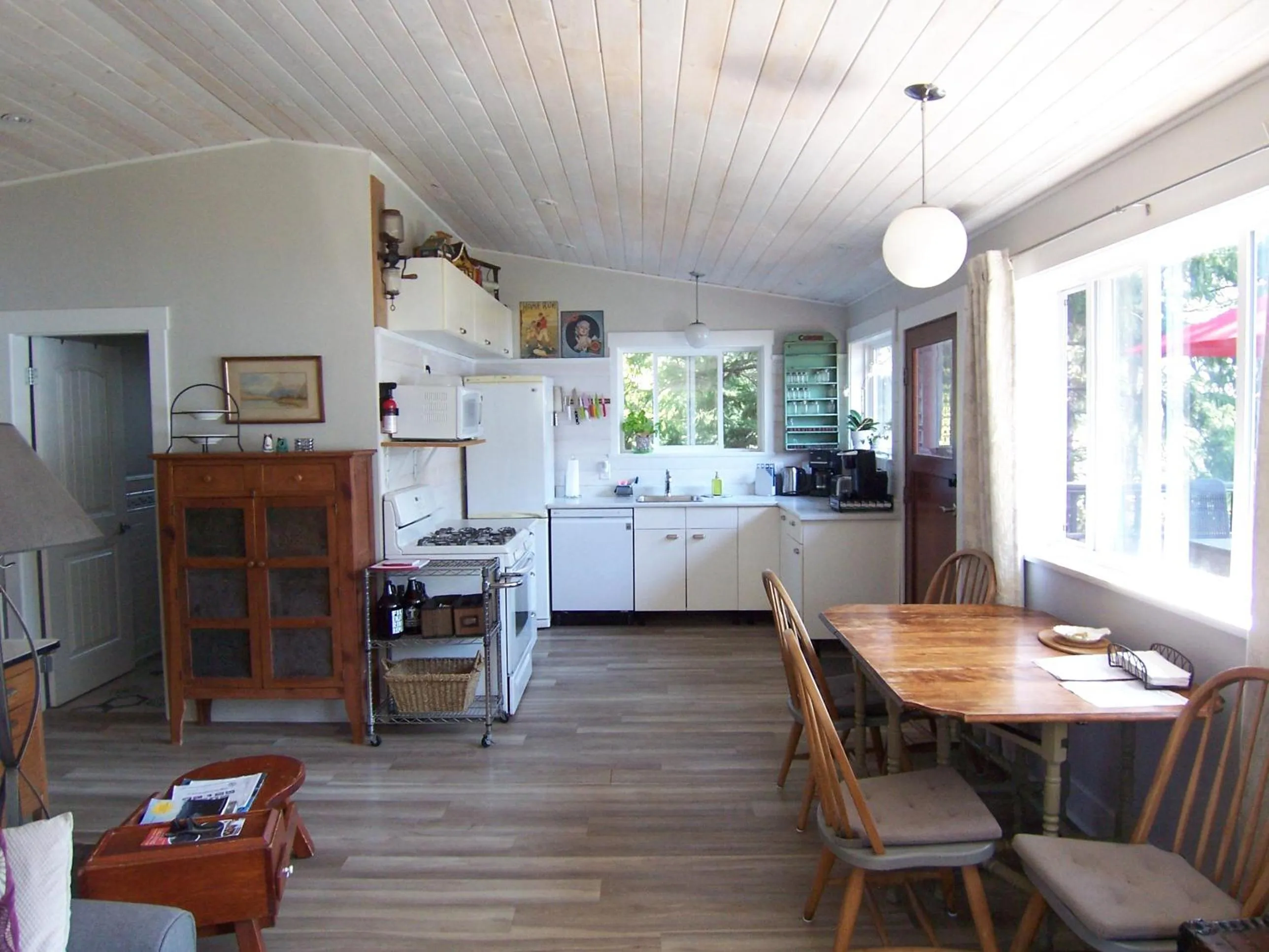 Kitchen or kitchenette in Malaspina Strait Cottage