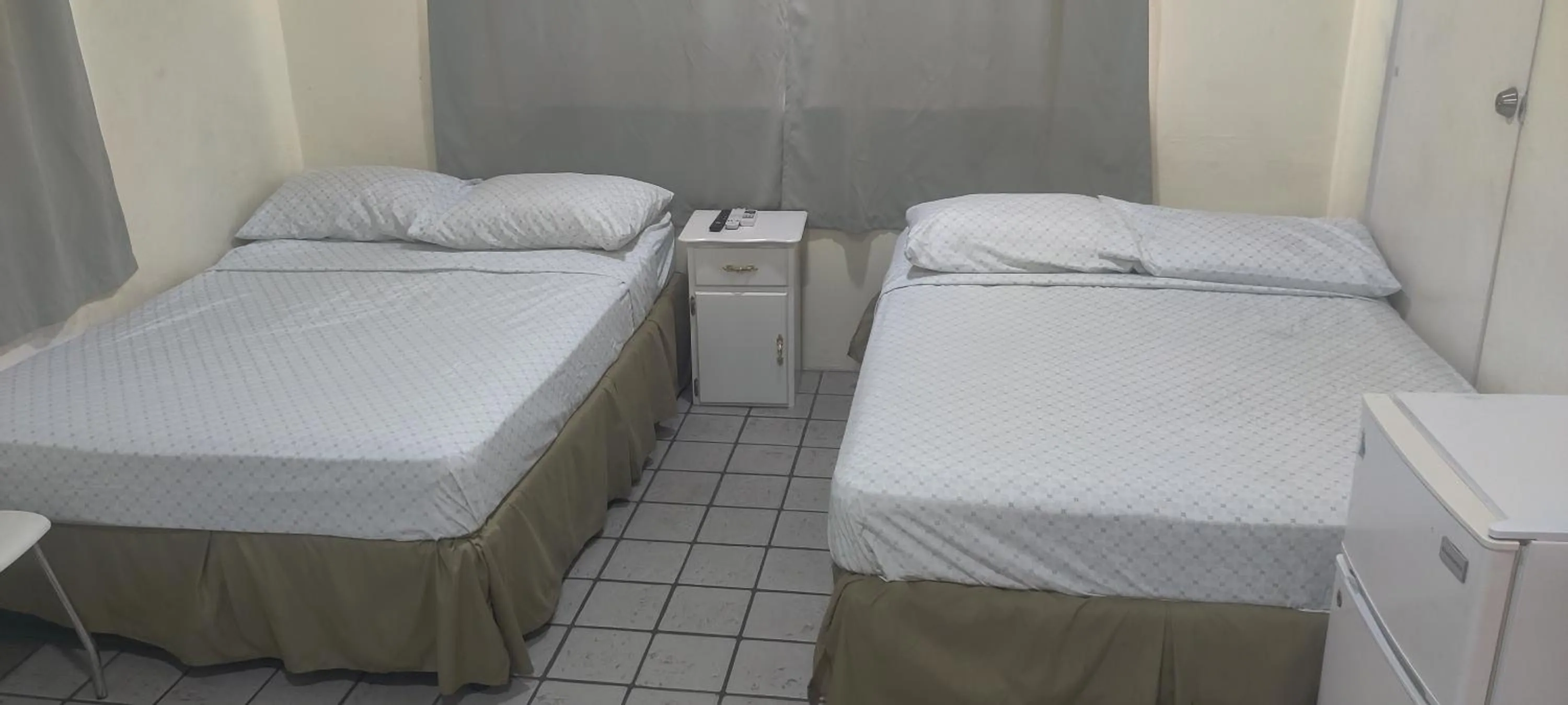 Photo of the whole room, Bed in Woodbrook on the Avenue