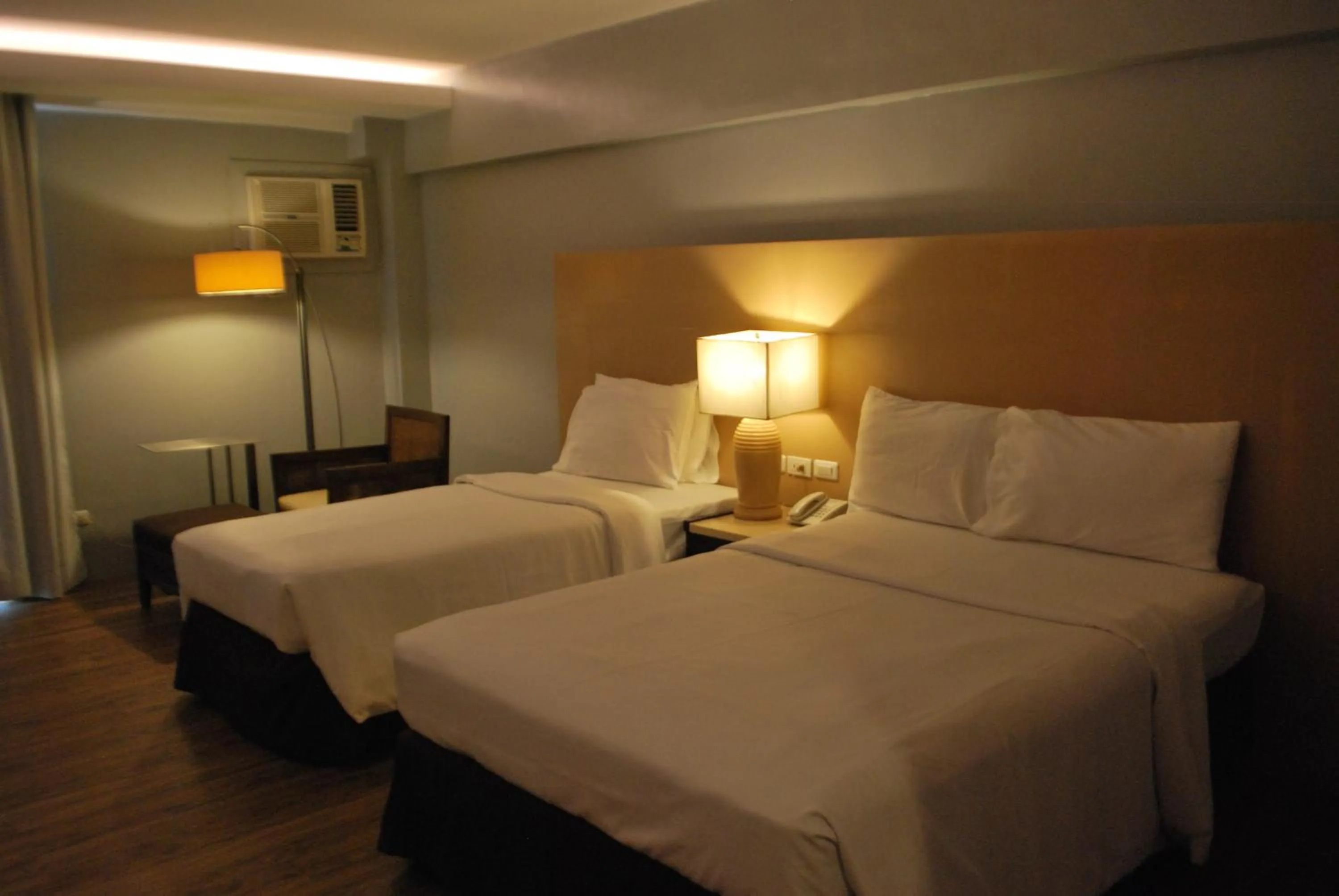 Bedroom, Bed in Cebu Grand Hotel