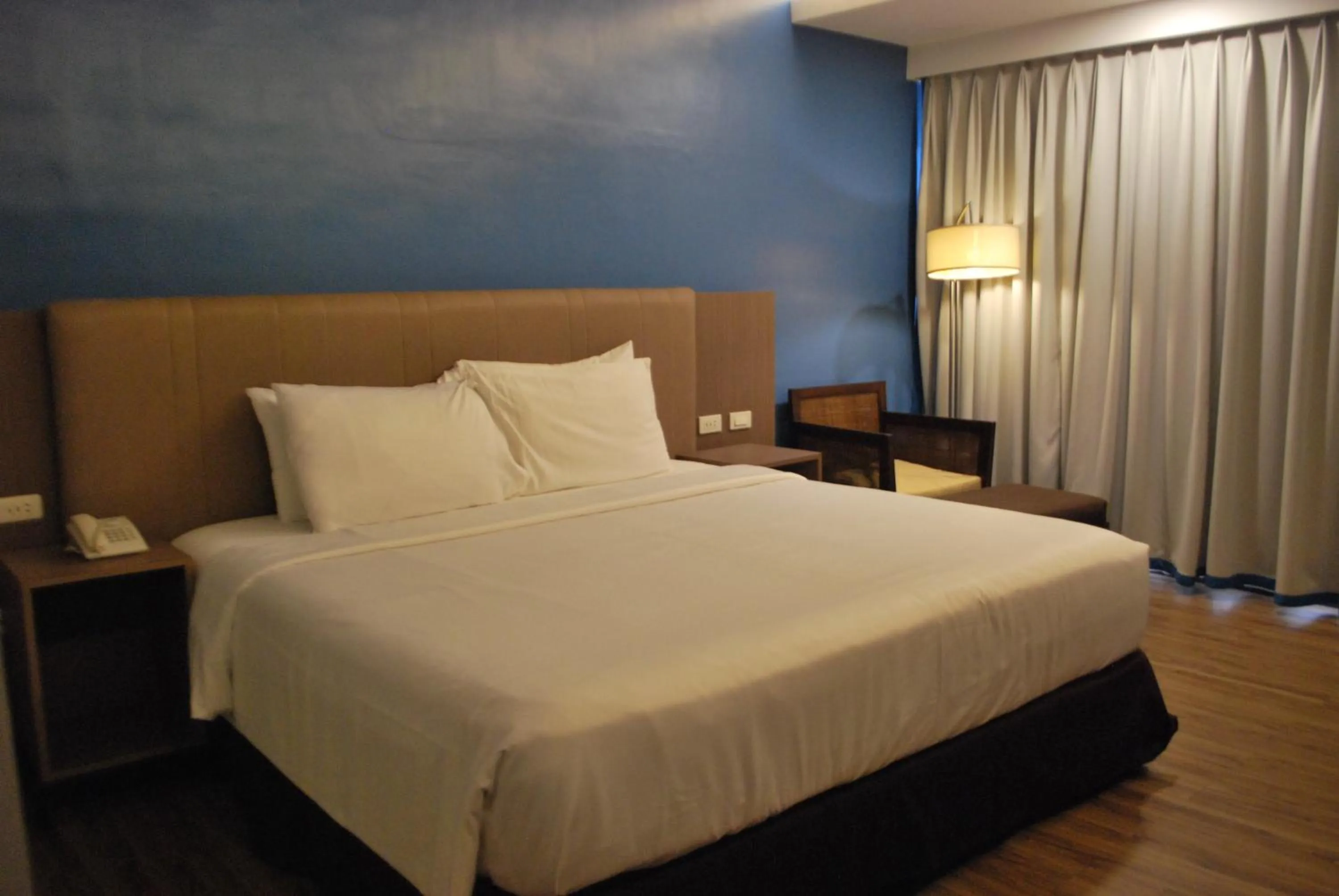 Bedroom, Bed in Cebu Grand Hotel