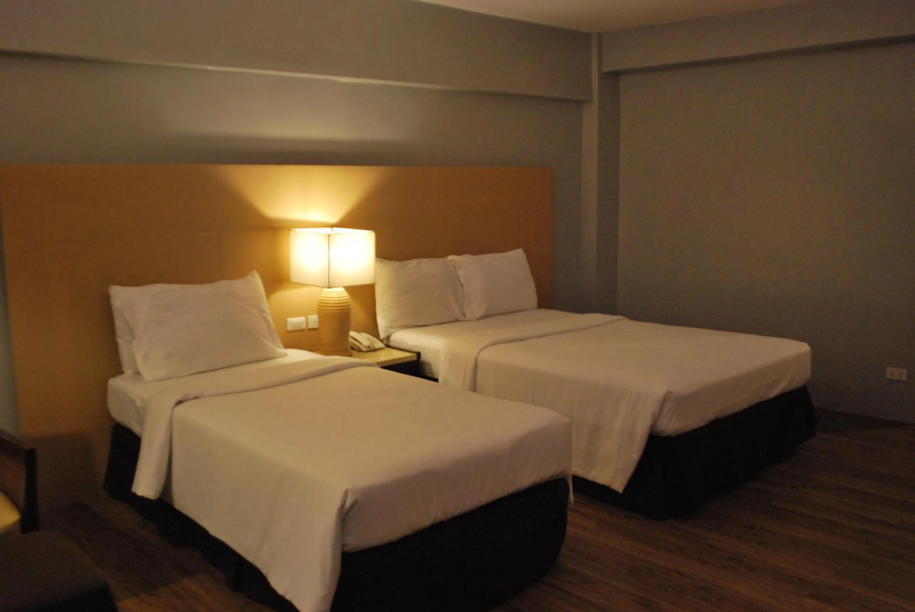 Bedroom, Bed in Cebu Grand Hotel