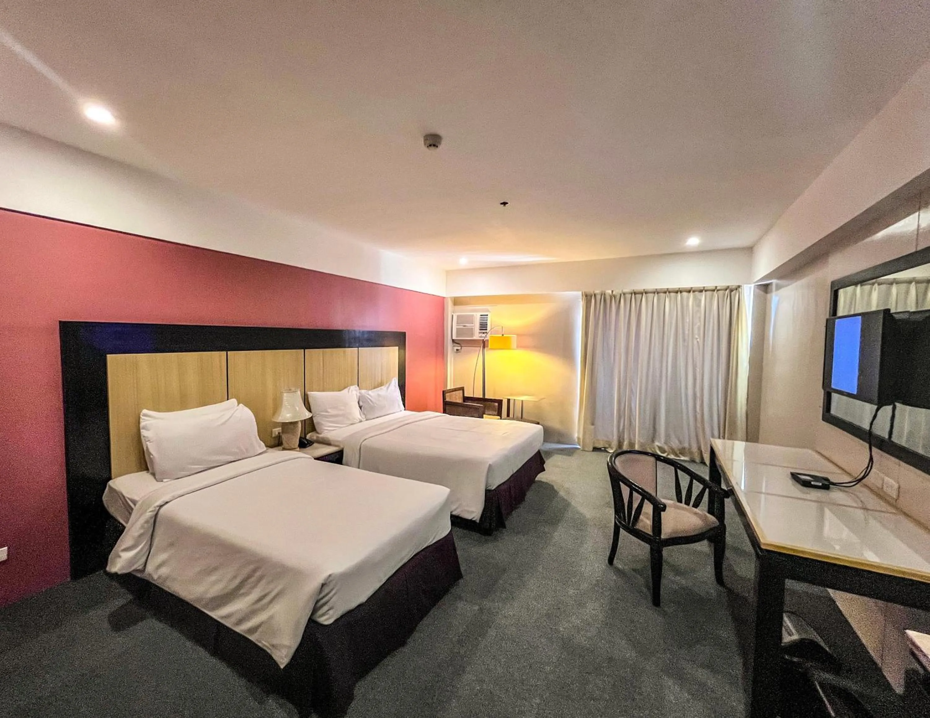 Bedroom, Bed in Cebu Grand Hotel