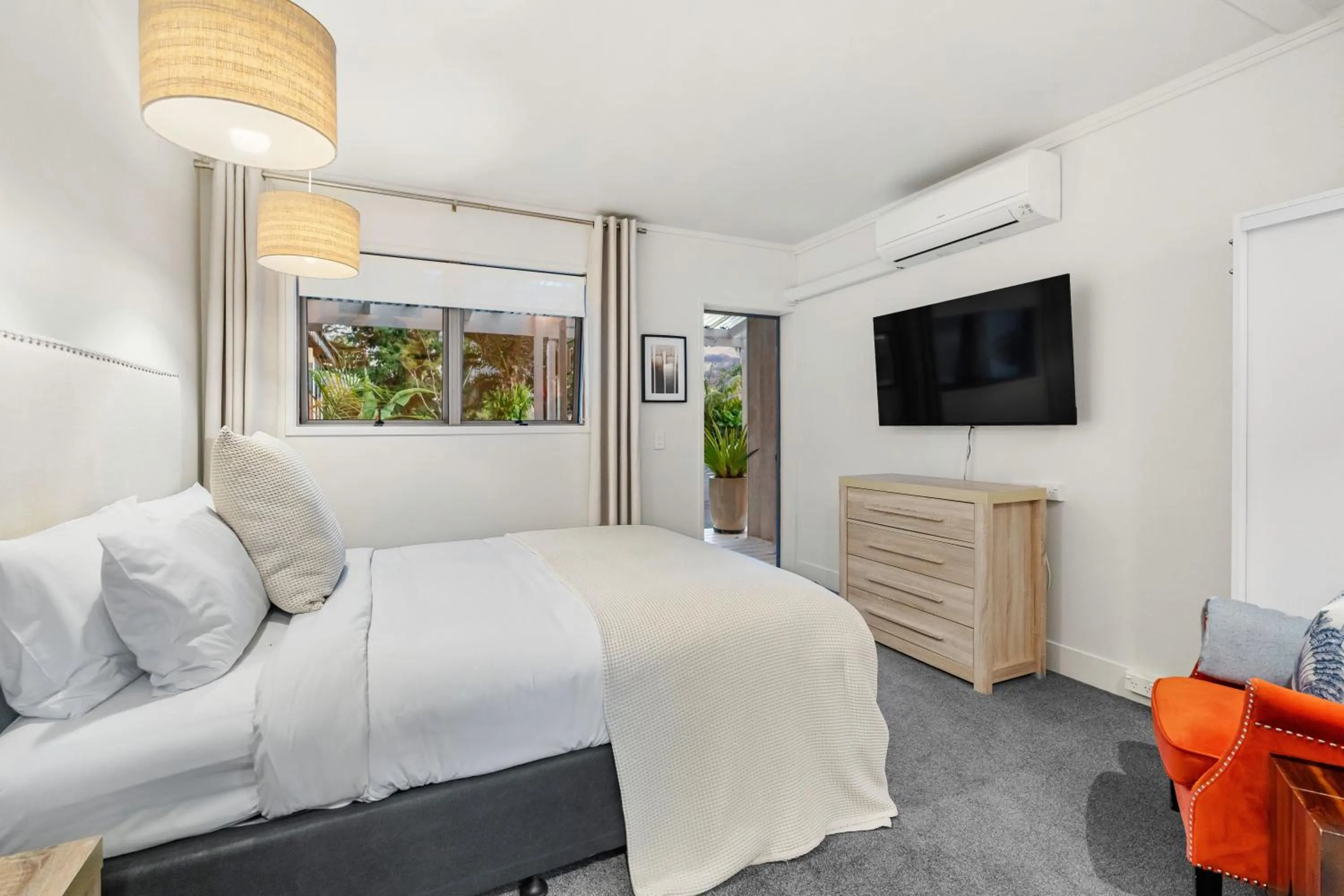 Photo of the whole room, Bed in Stay Kerikeri