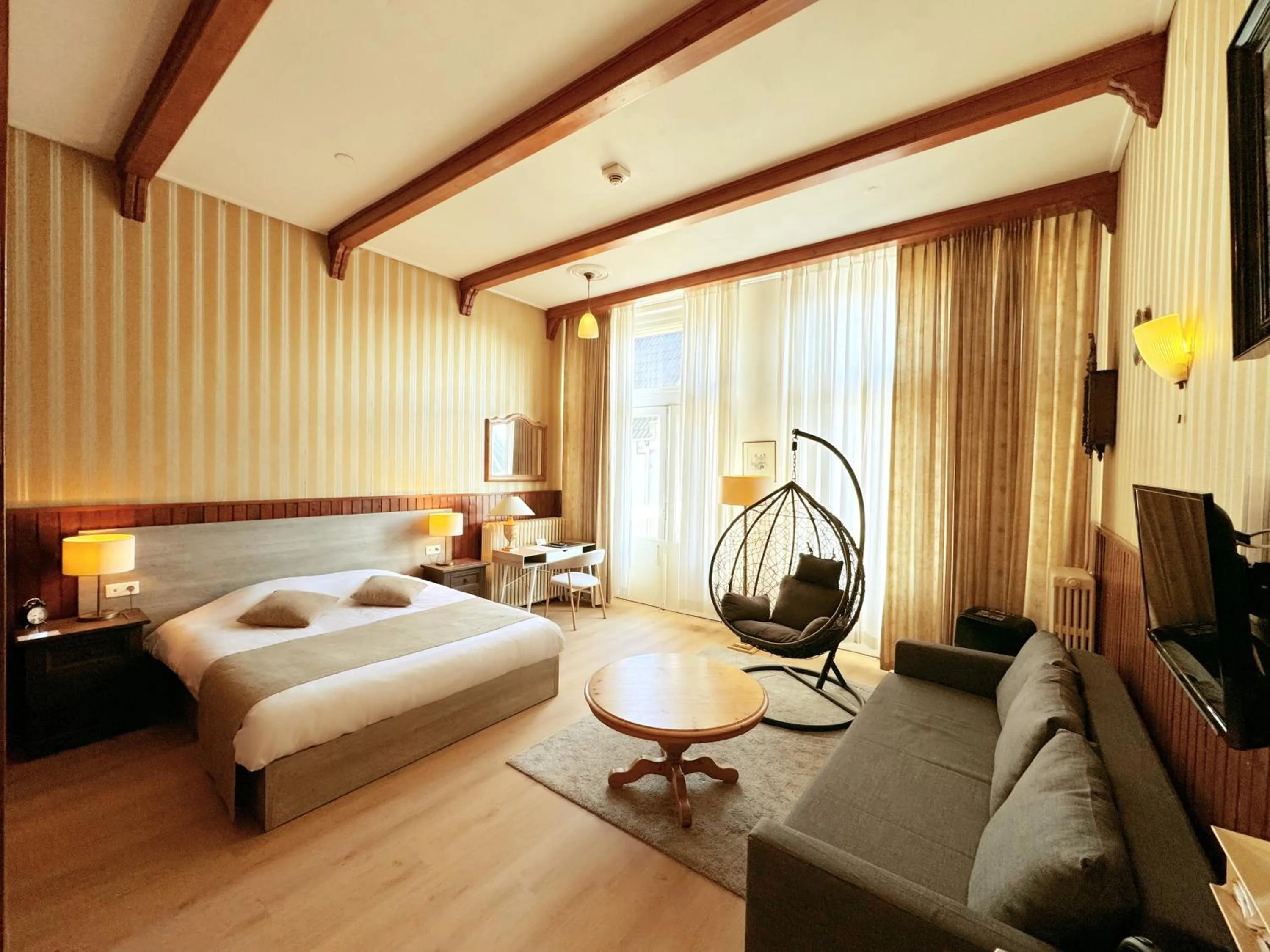 Living room, Bed in Hotel Dordrecht