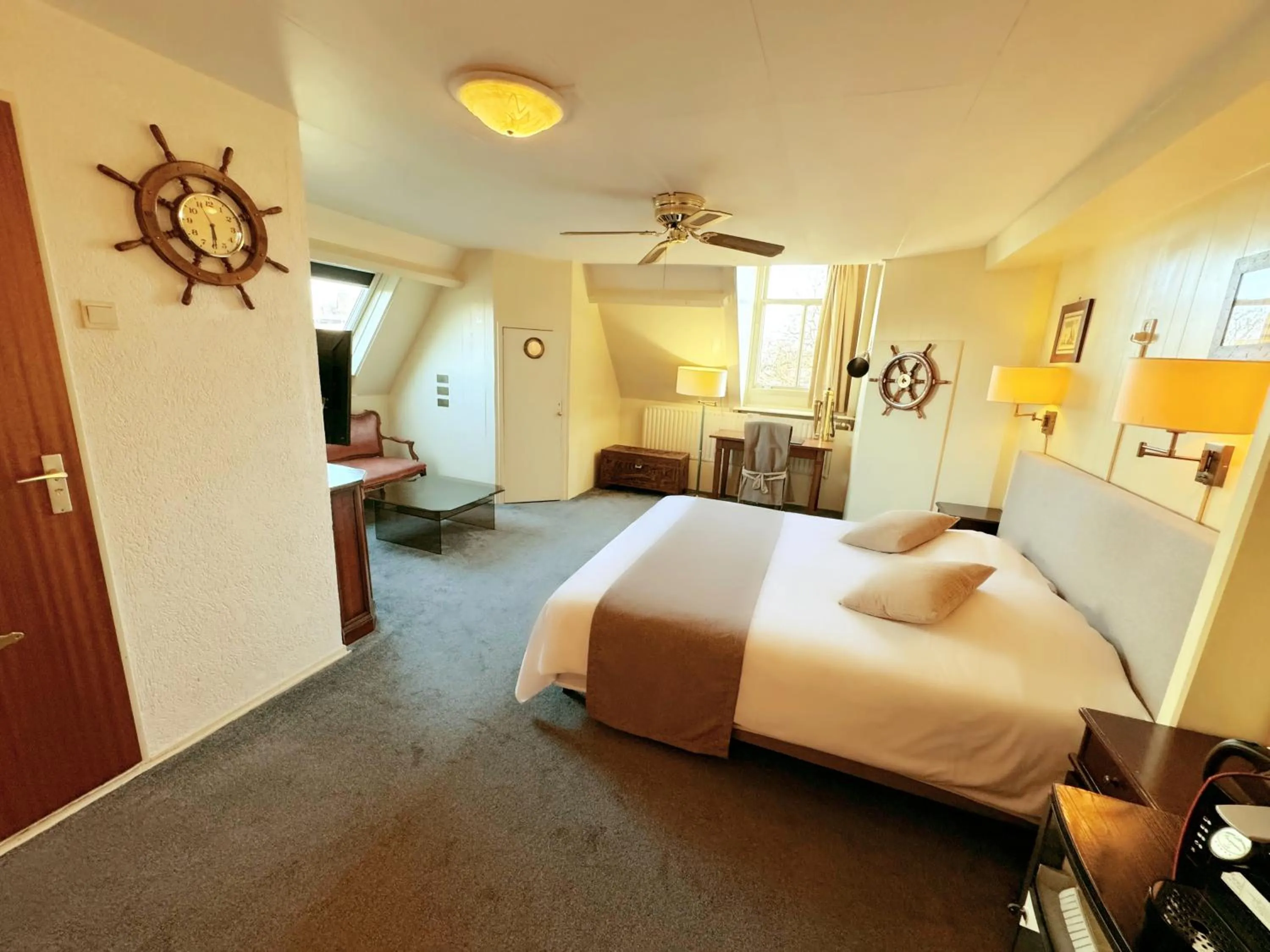 Bedroom, Bed in Hotel Dordrecht