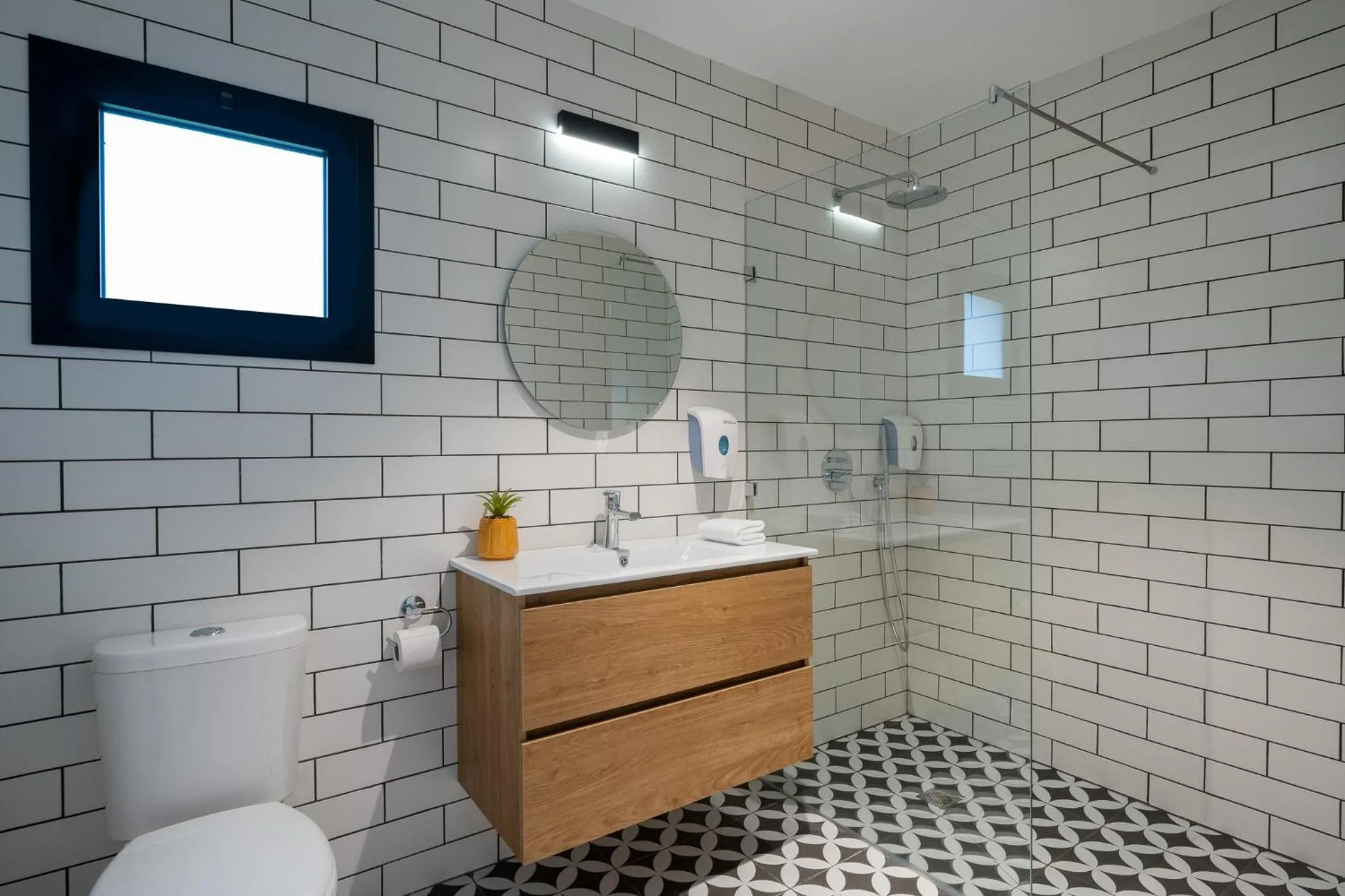 Shower in Erettz Dafna Travel Hotel