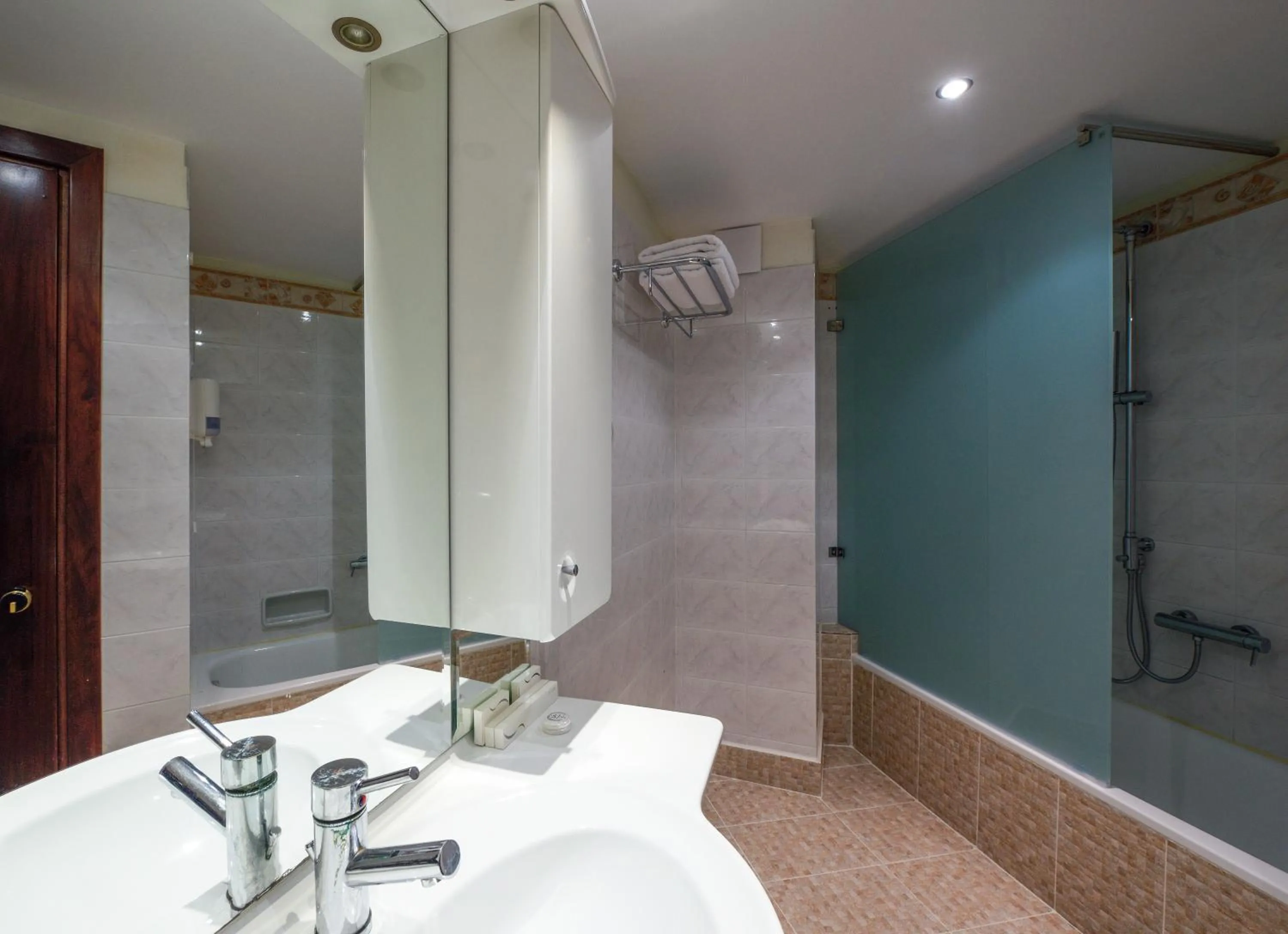 Shower in Mendi Hotel