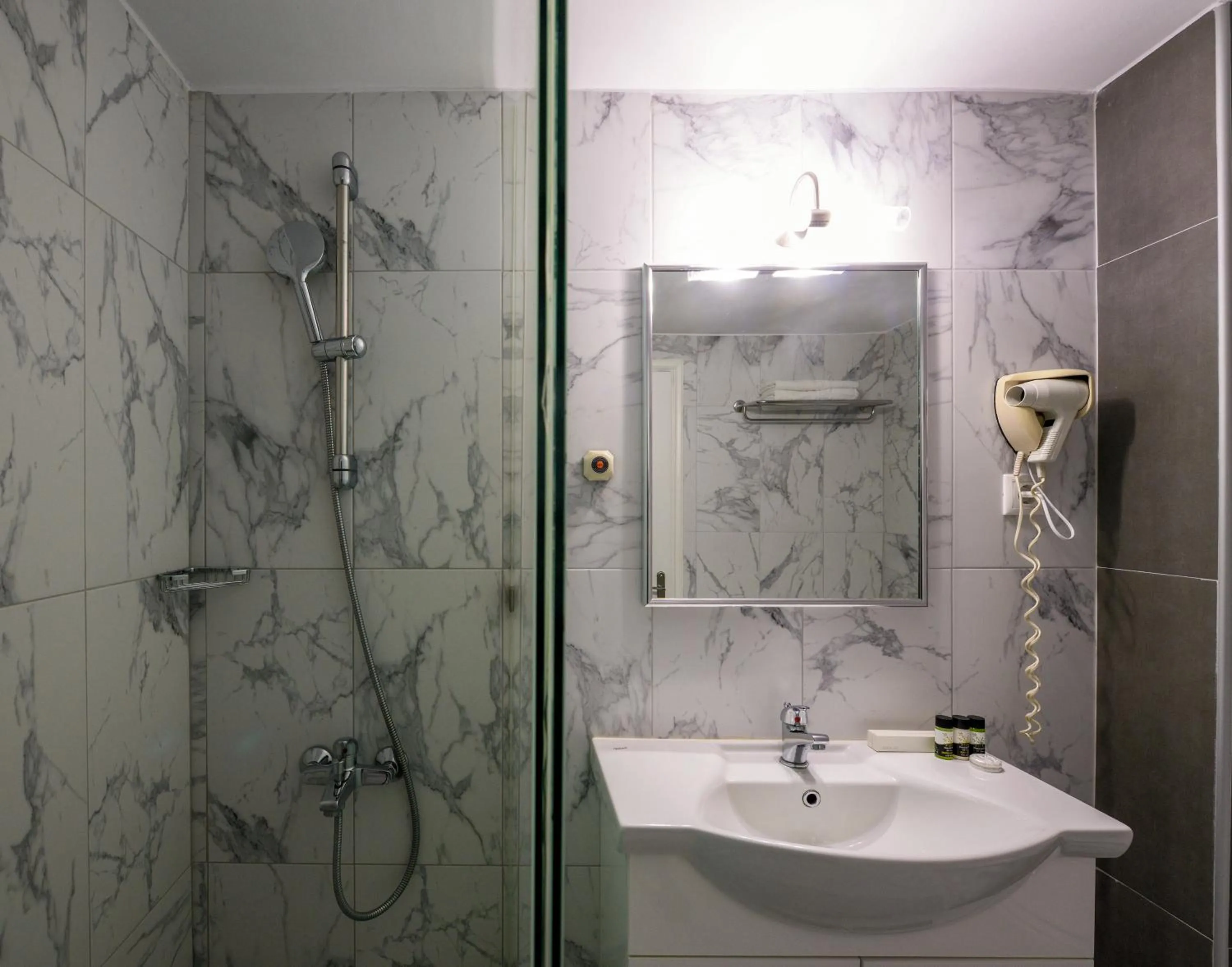 Shower in Mendi Hotel