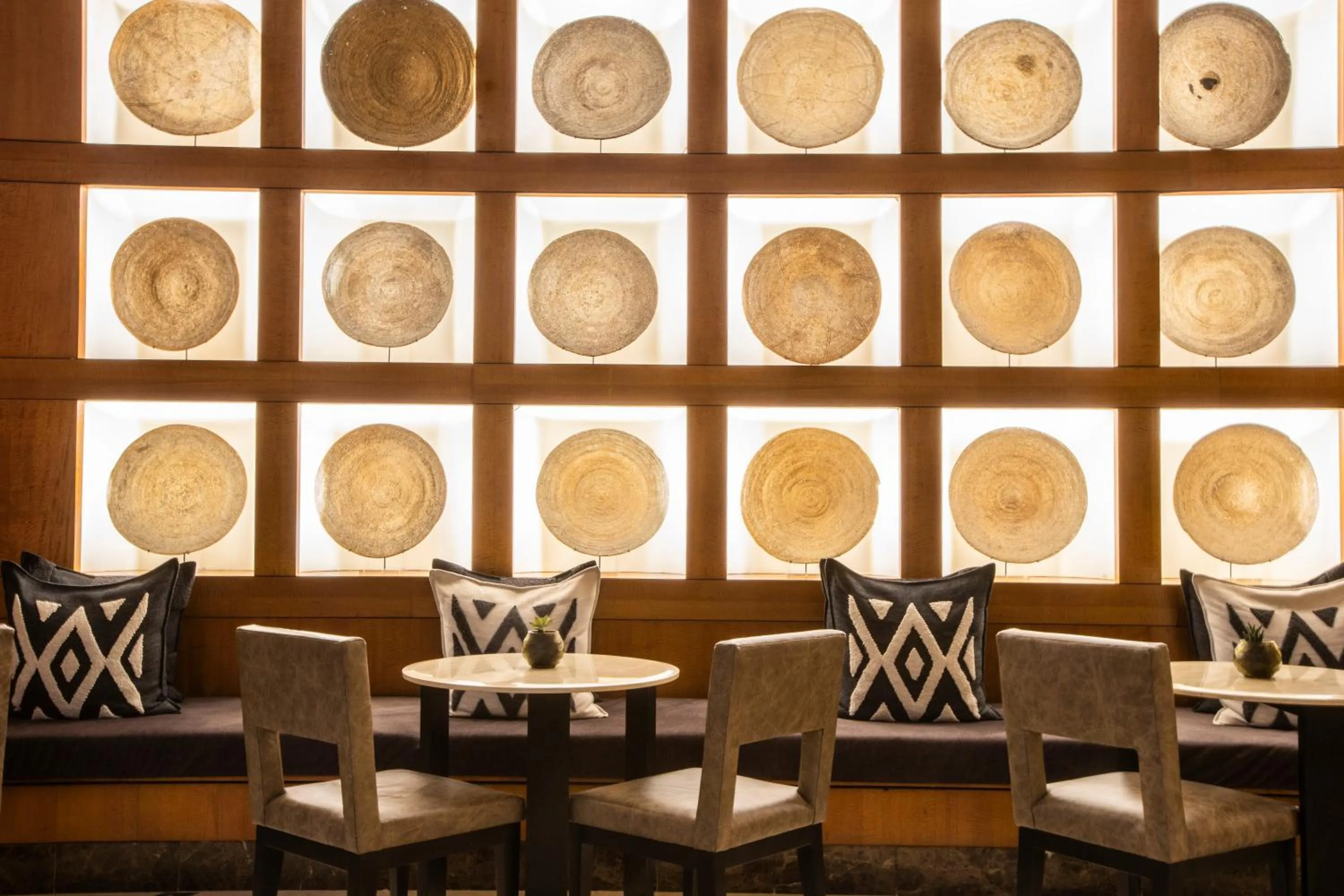 Lounge or bar in InterContinental Johannesburg OR Tambo Airport Hotel by IHG