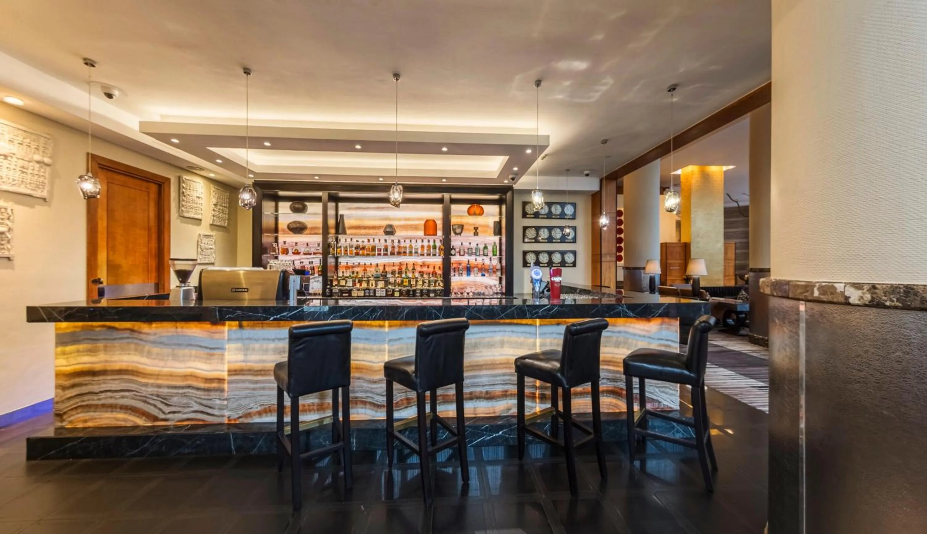 Lounge or bar in InterContinental Johannesburg OR Tambo Airport Hotel by IHG